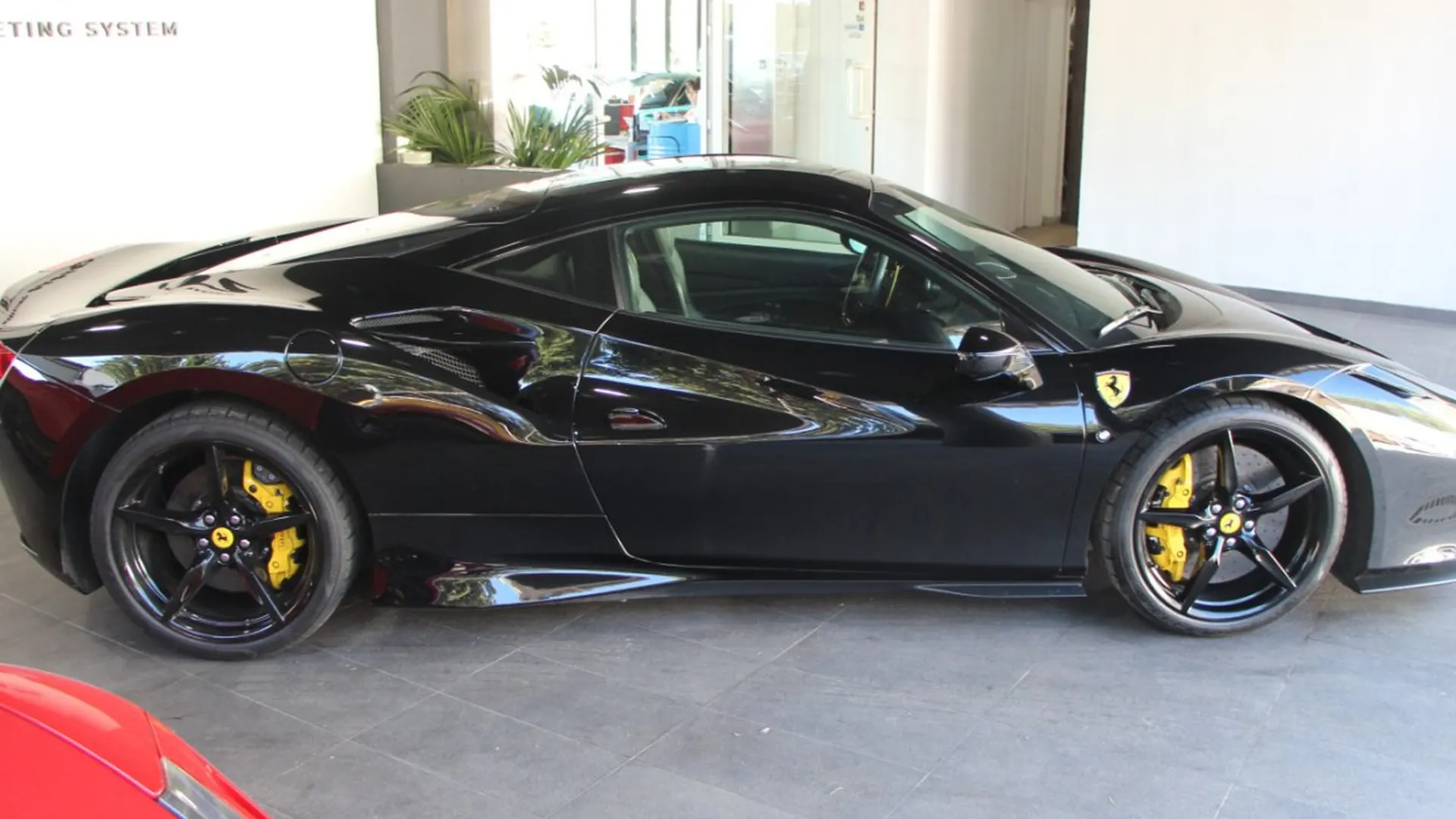 Ferrari F8 — photo 5