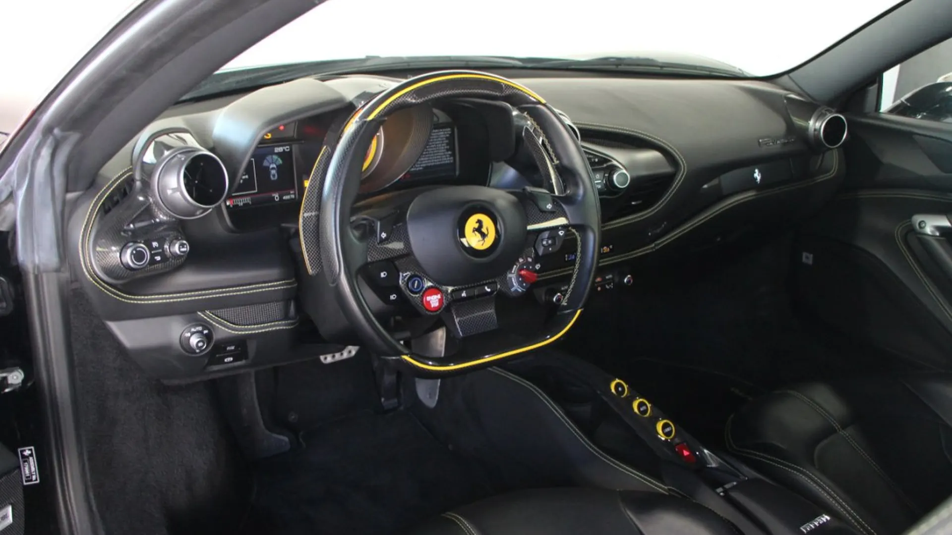 Ferrari F8 — photo 11
