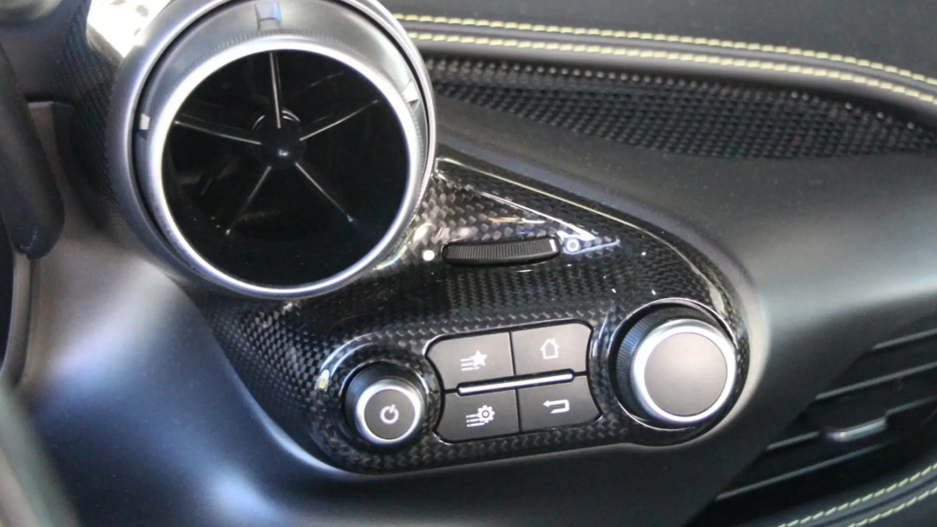 Ferrari F8 — photo 19