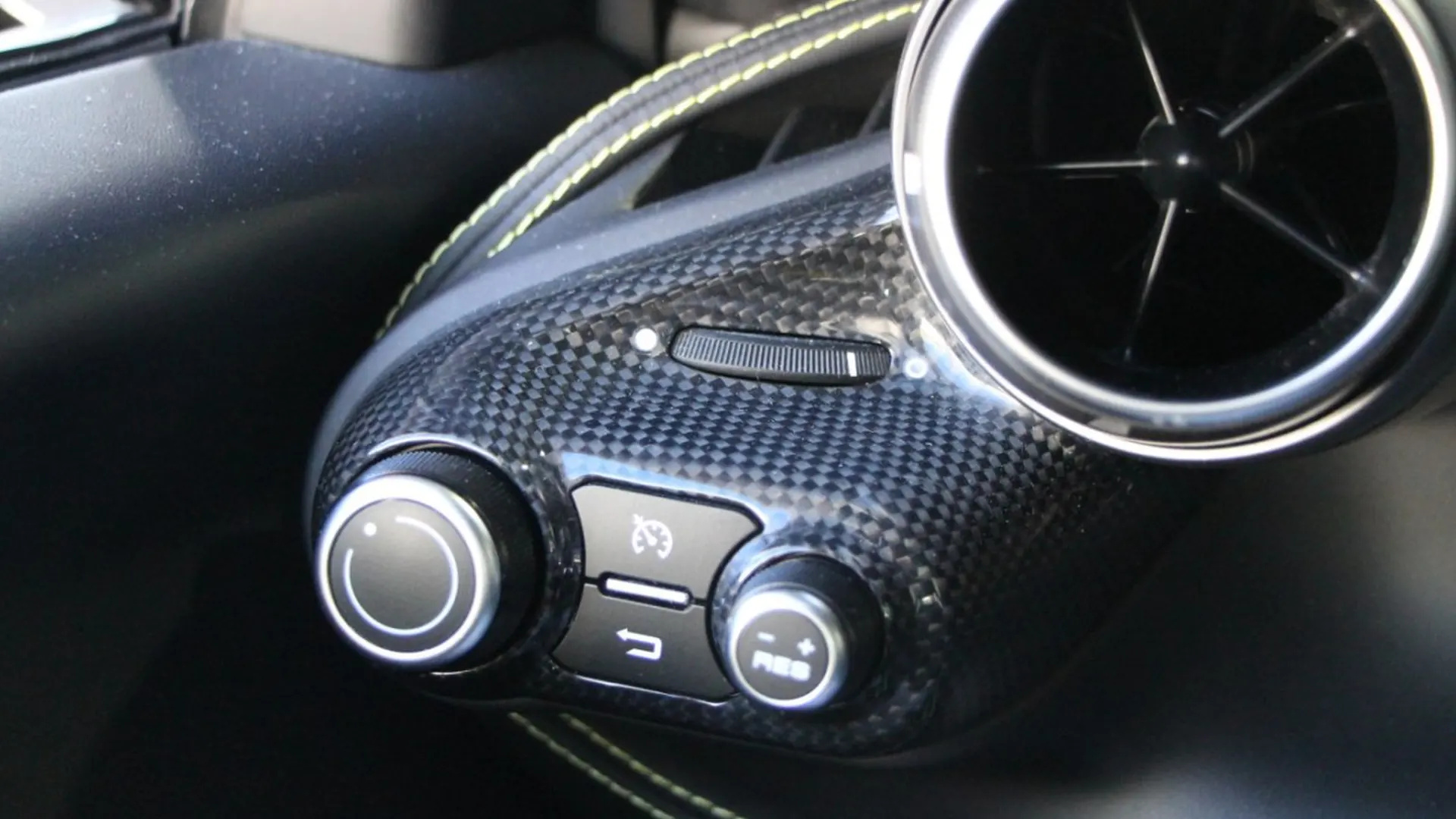Ferrari F8 — photo 20