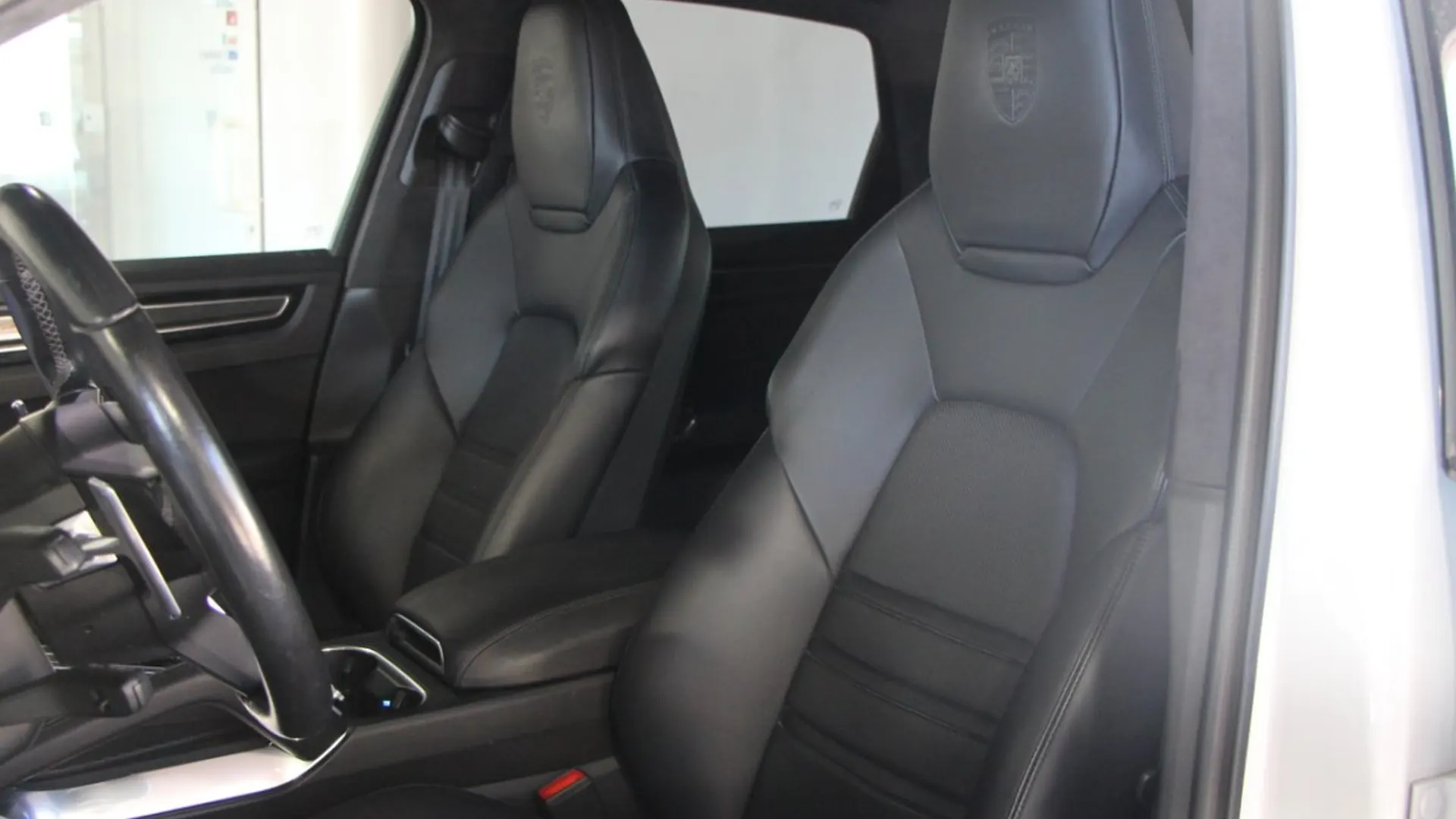 Porsche Cayenne — photo 11