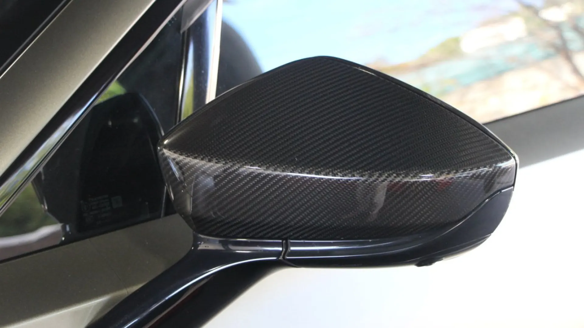 Aston Martin DBX — photo 8