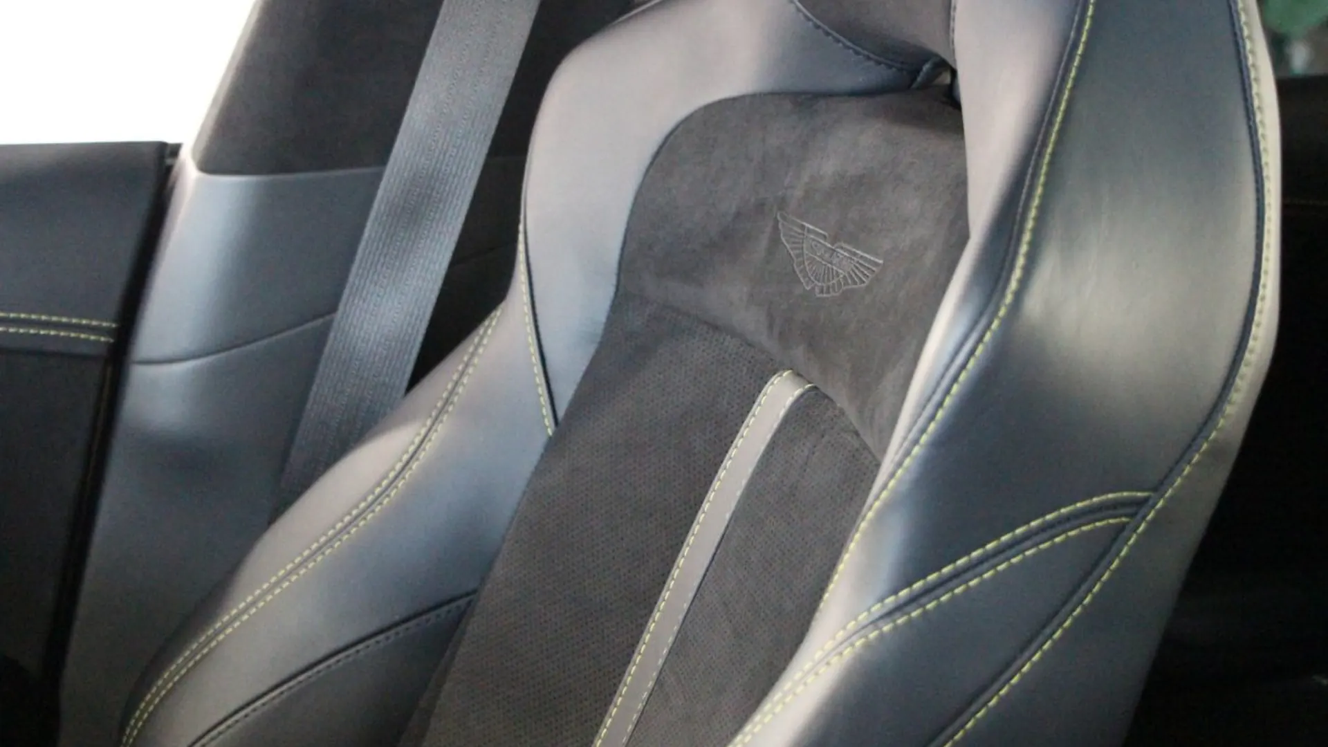 Aston Martin DBX — photo 20