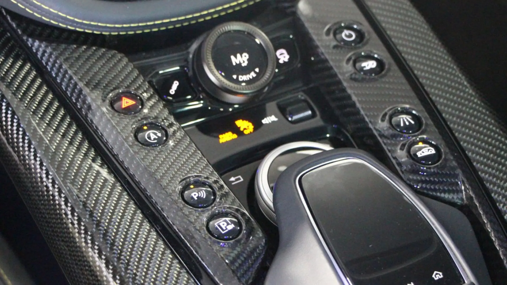 Aston Martin DBX — photo 30