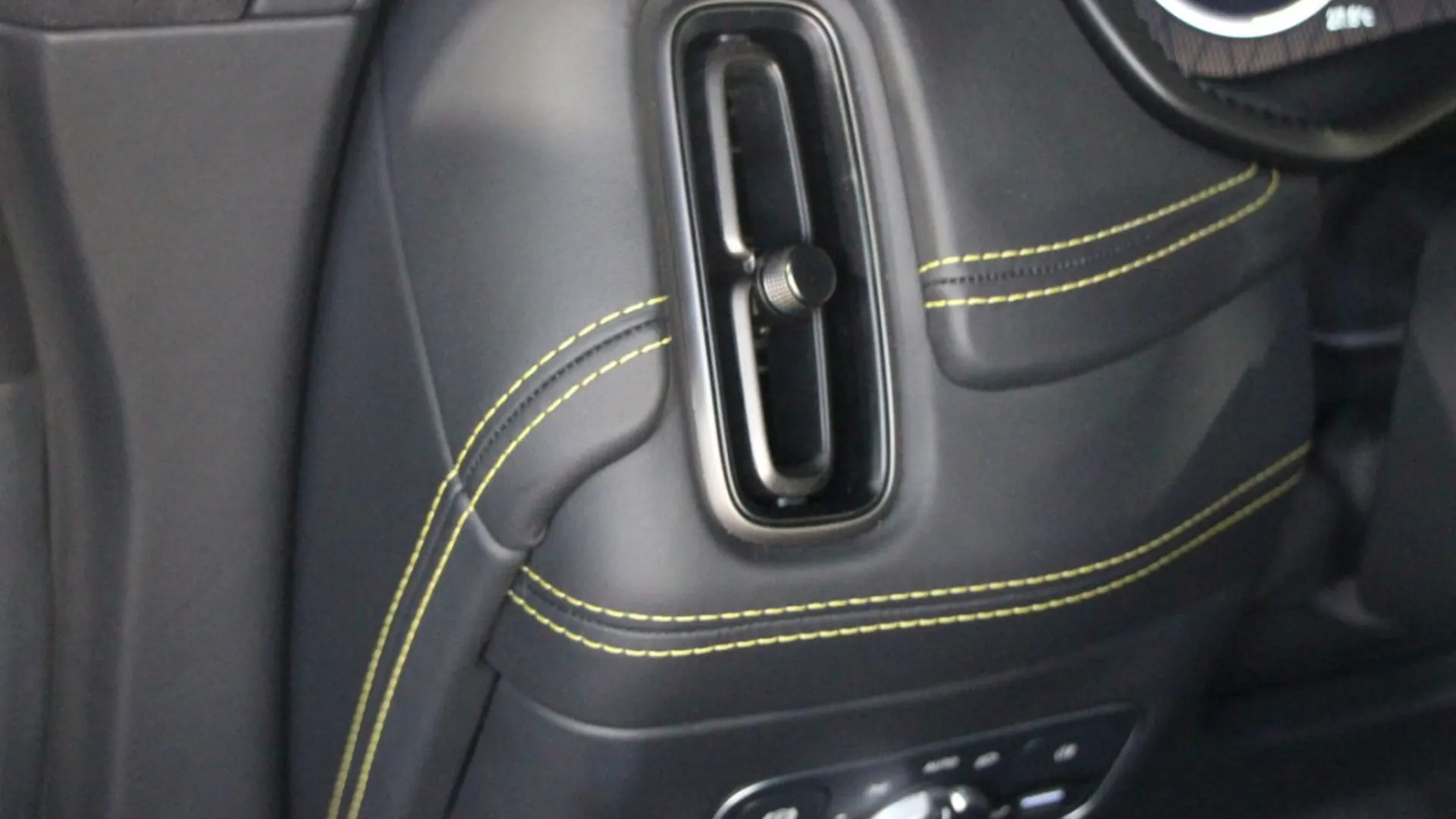 Aston Martin DBX — photo 35