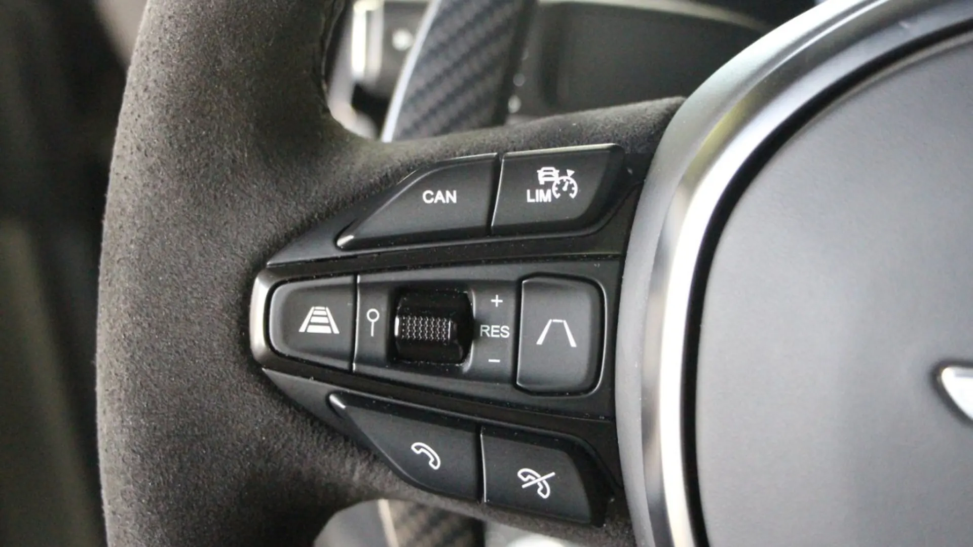 Aston Martin DBX — photo 23