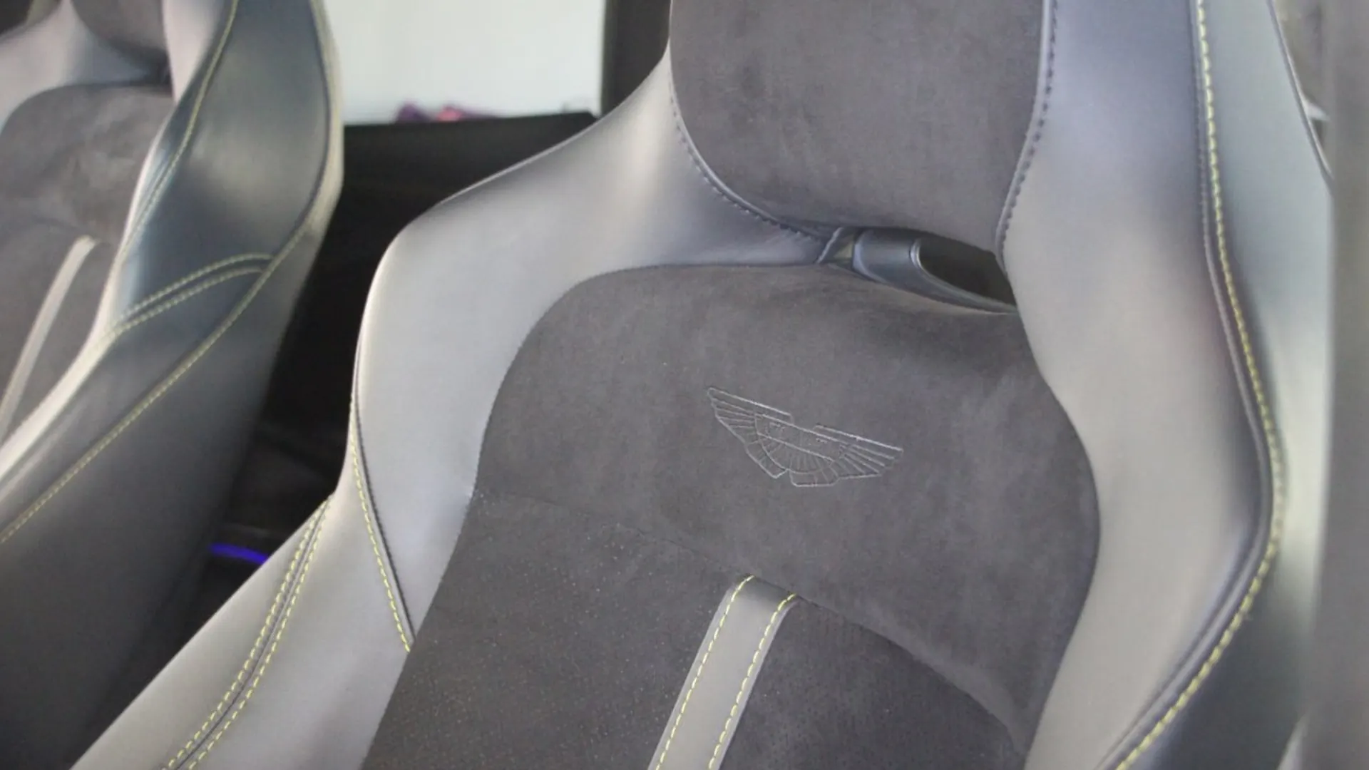 Aston Martin DBX — photo 19