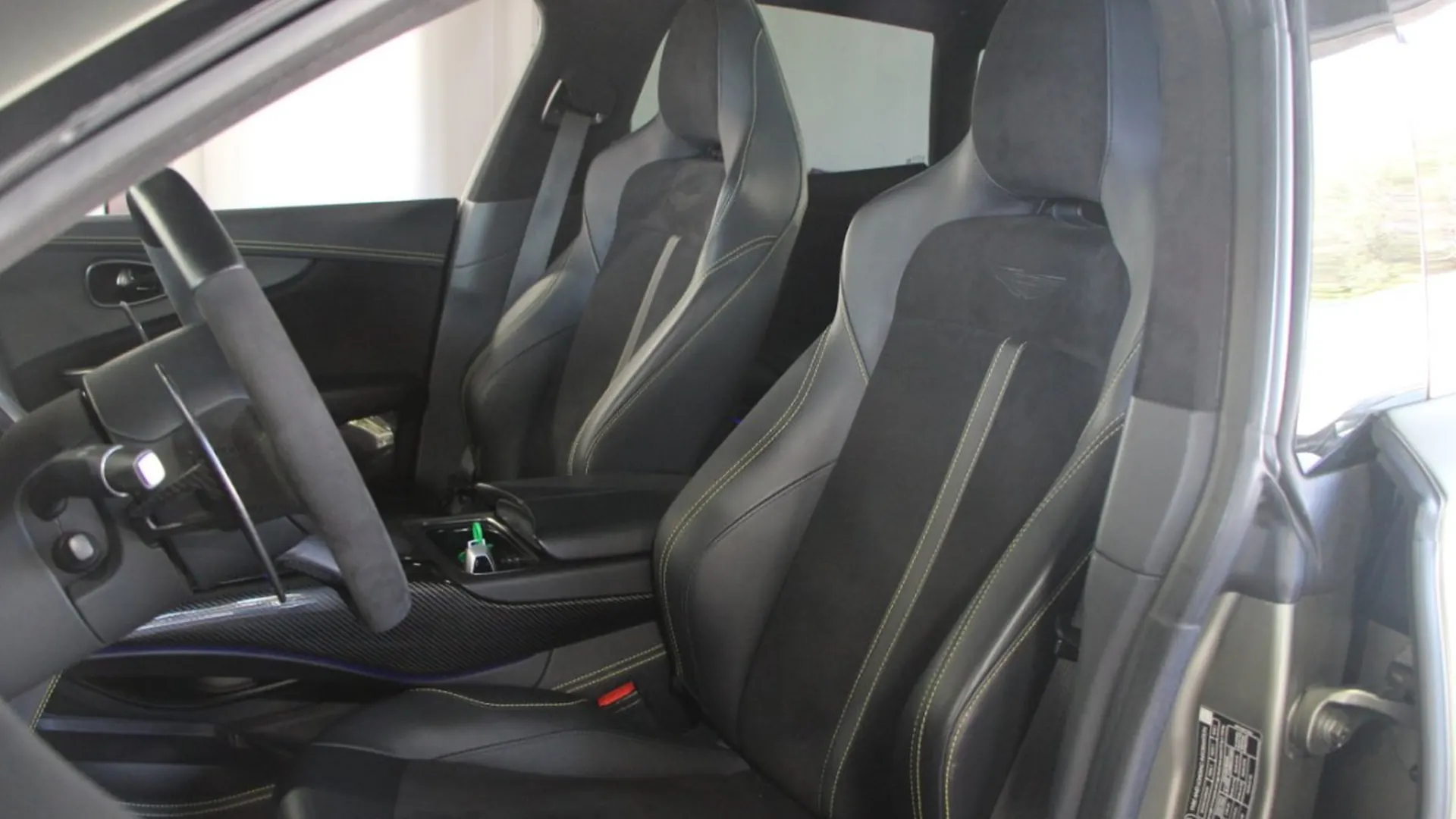 Aston Martin DBX — photo 18