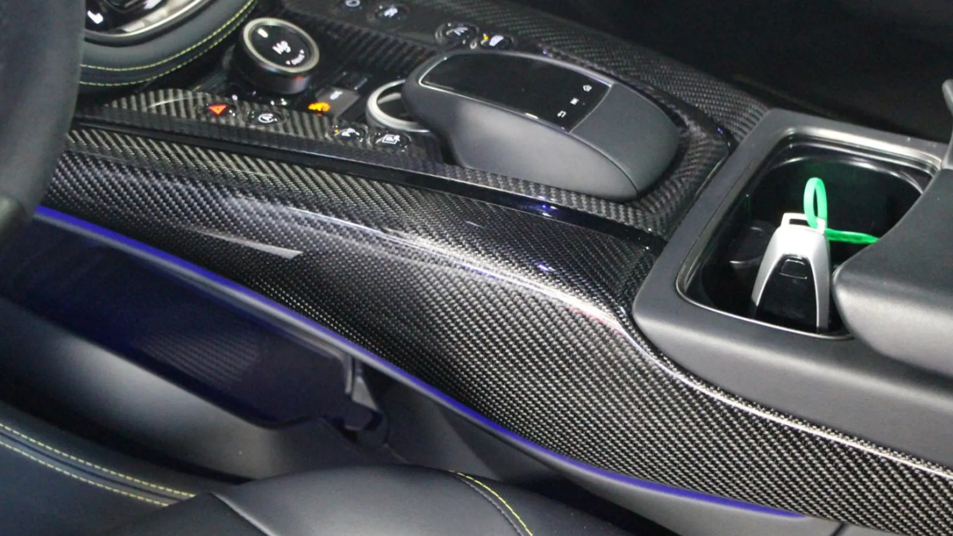 Aston Martin DBX — photo 29