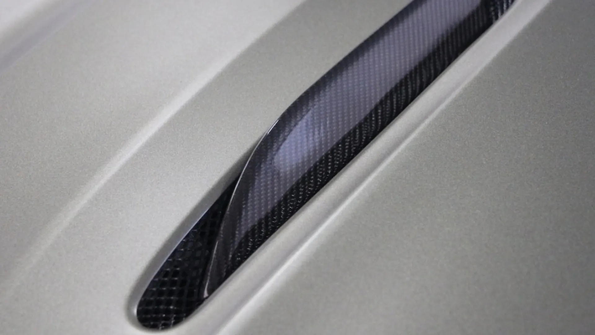 Aston Martin DBX — photo 11
