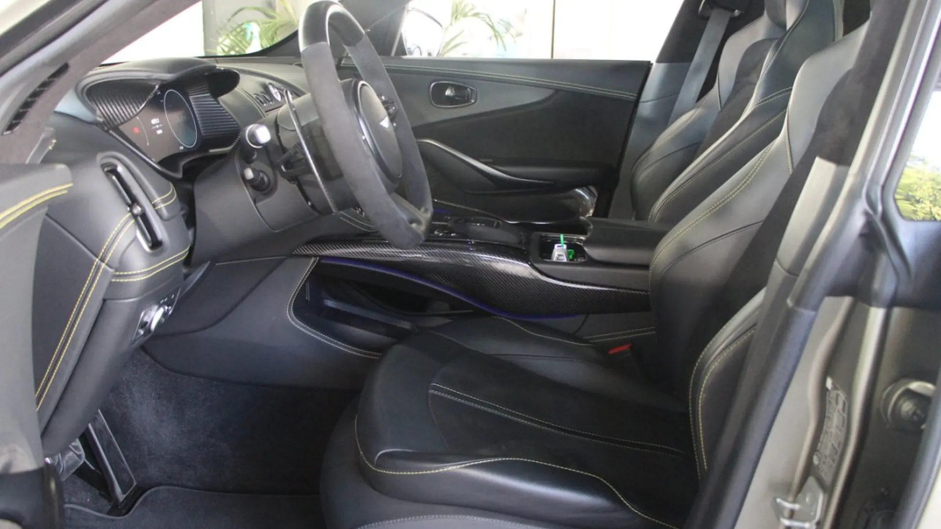 Aston Martin DBX — photo 17