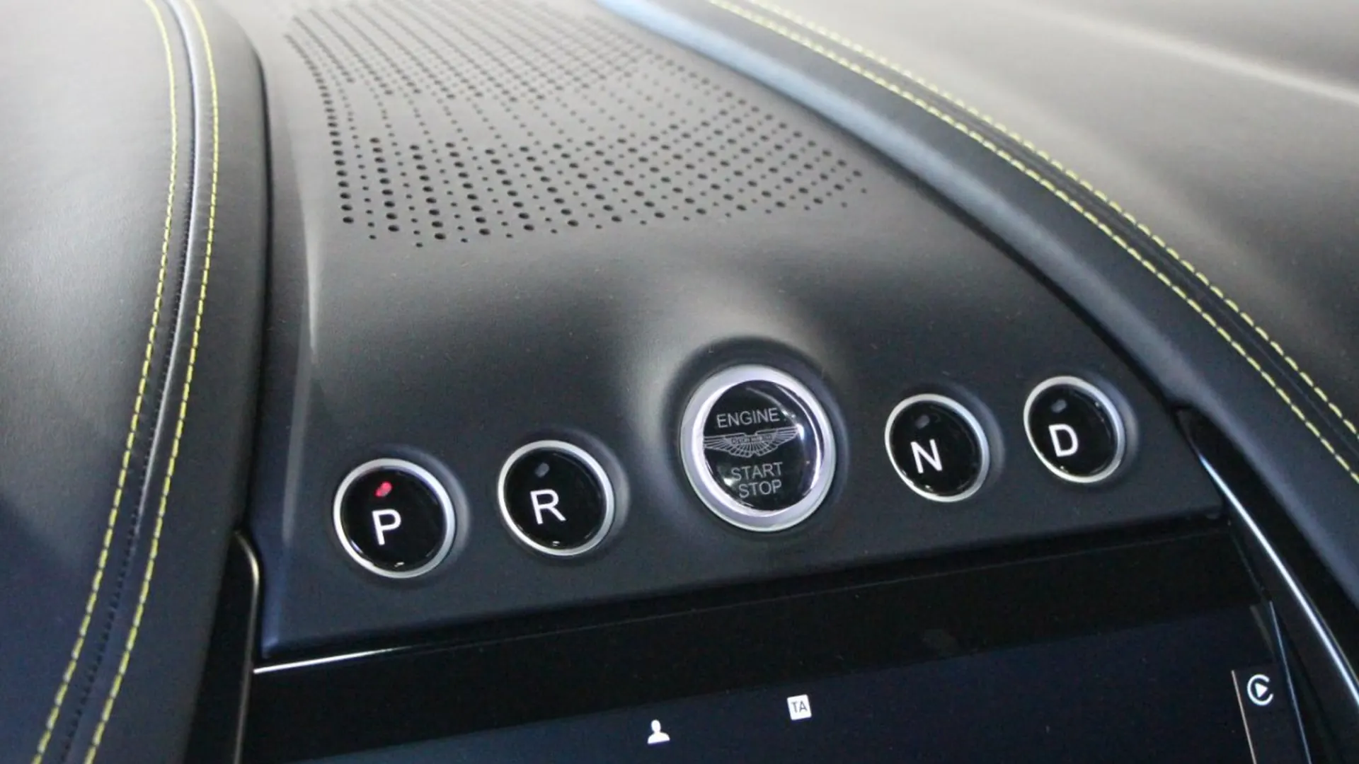 Aston Martin DBX — photo 26