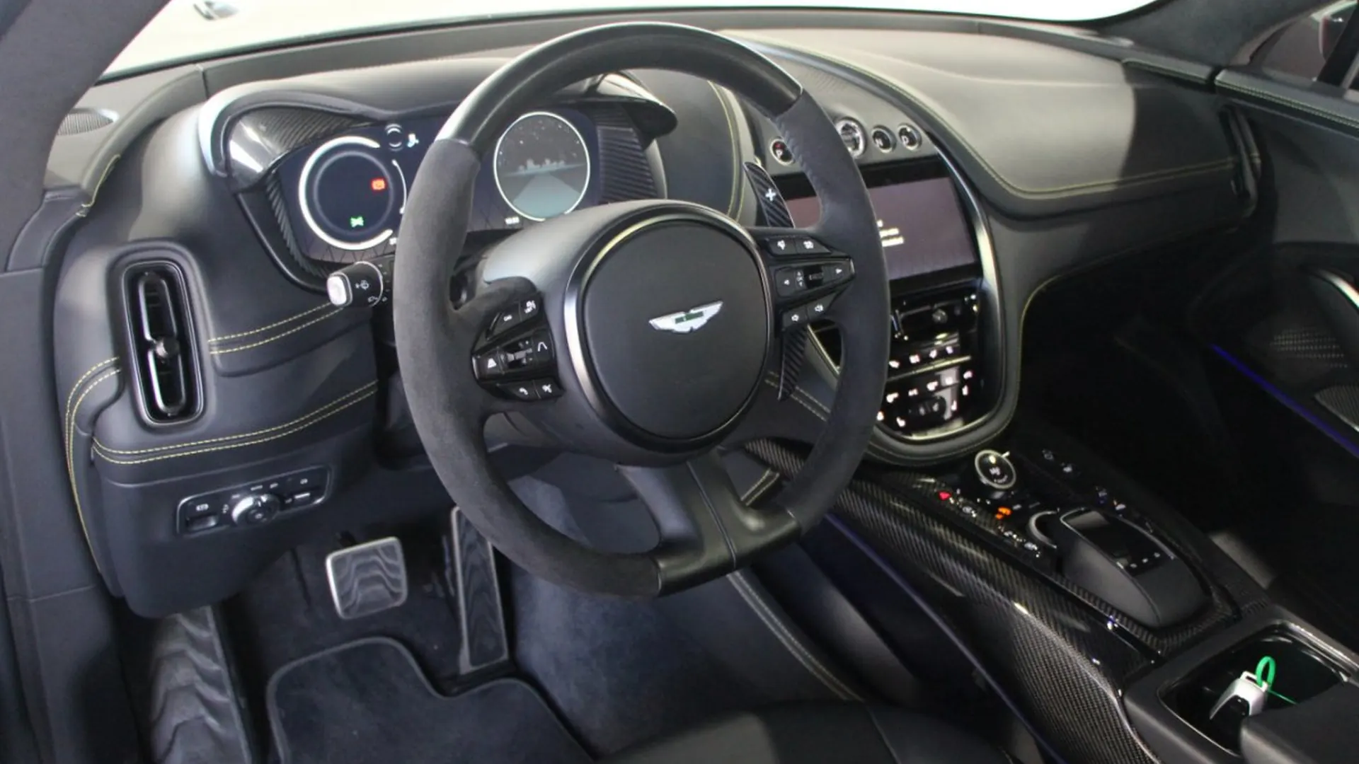 Aston Martin DBX — photo 16