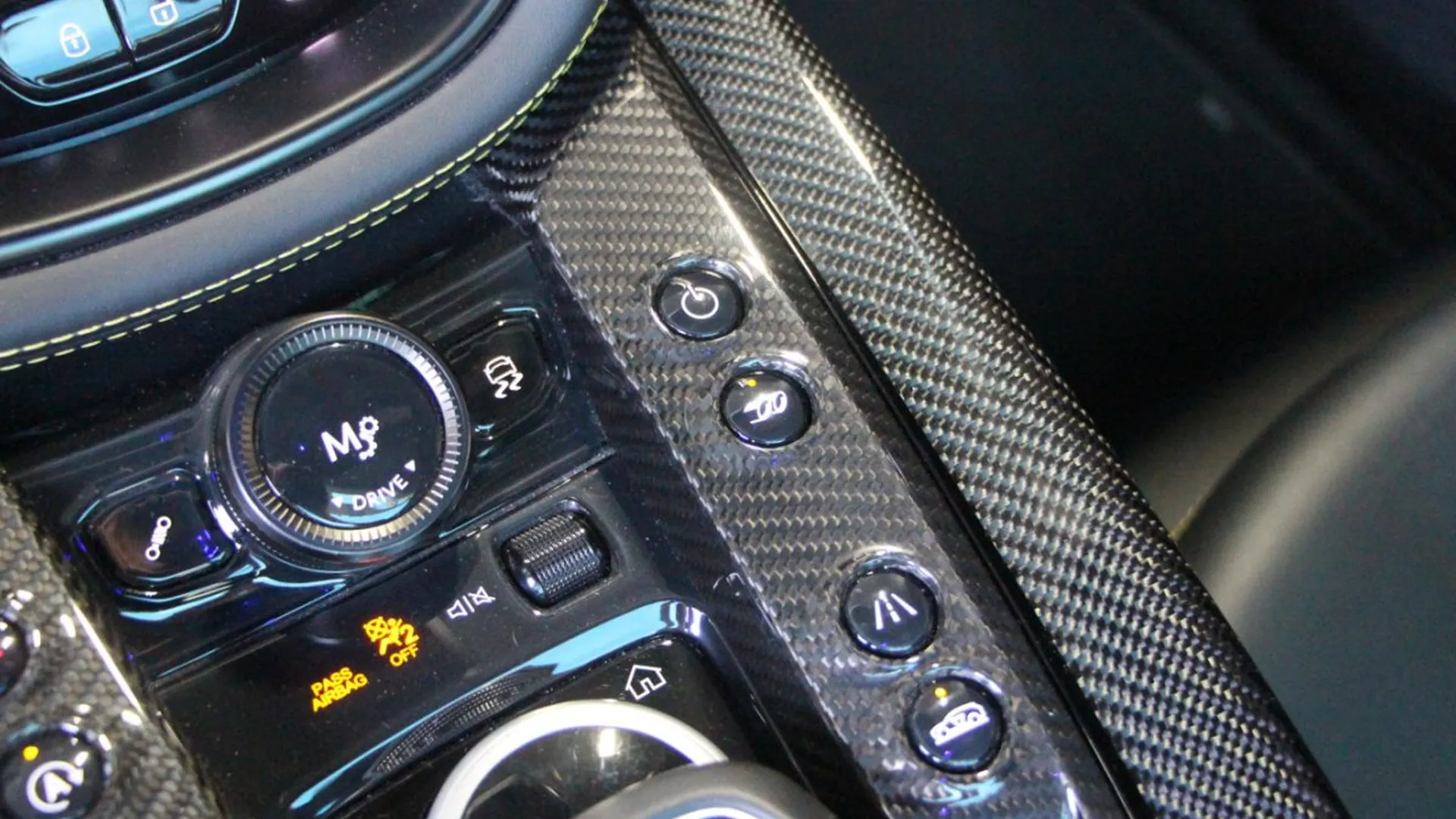 Aston Martin DBX — photo 31