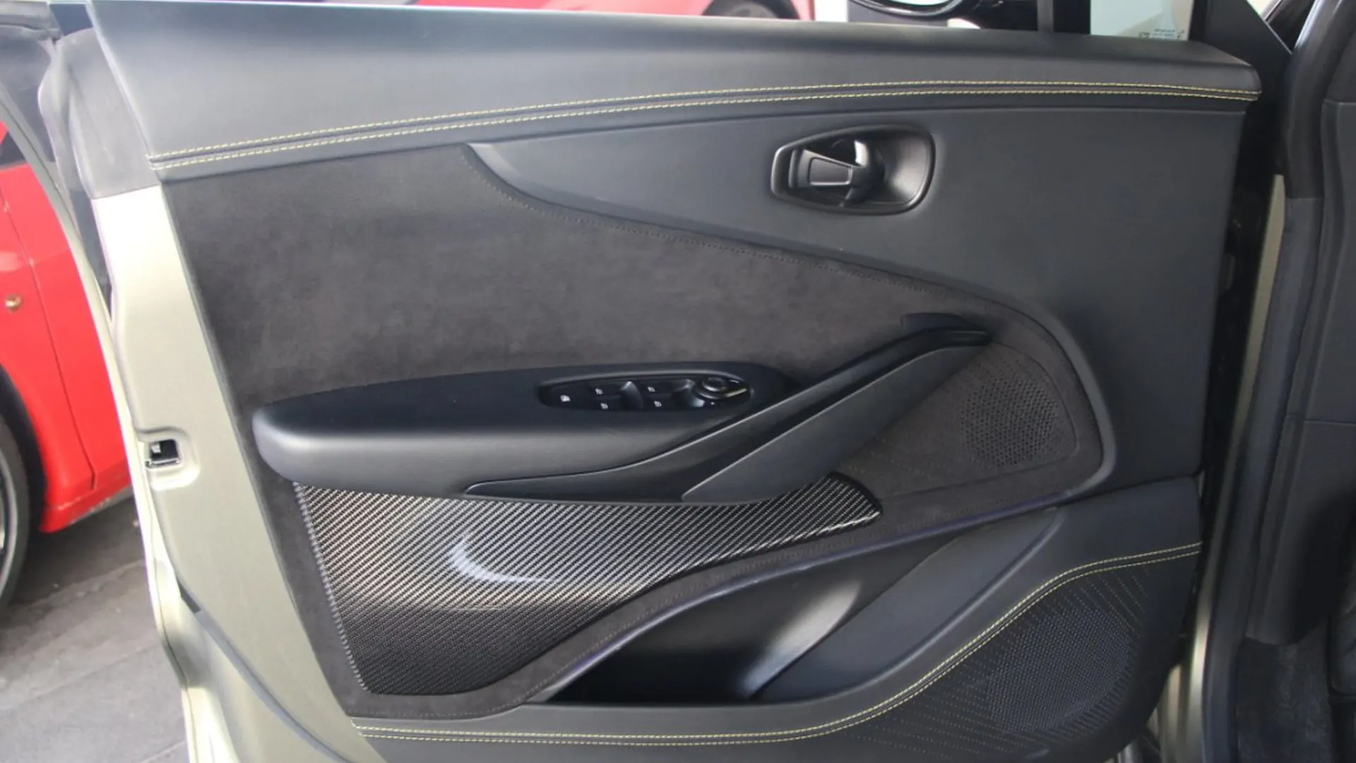 Aston Martin DBX — photo 33