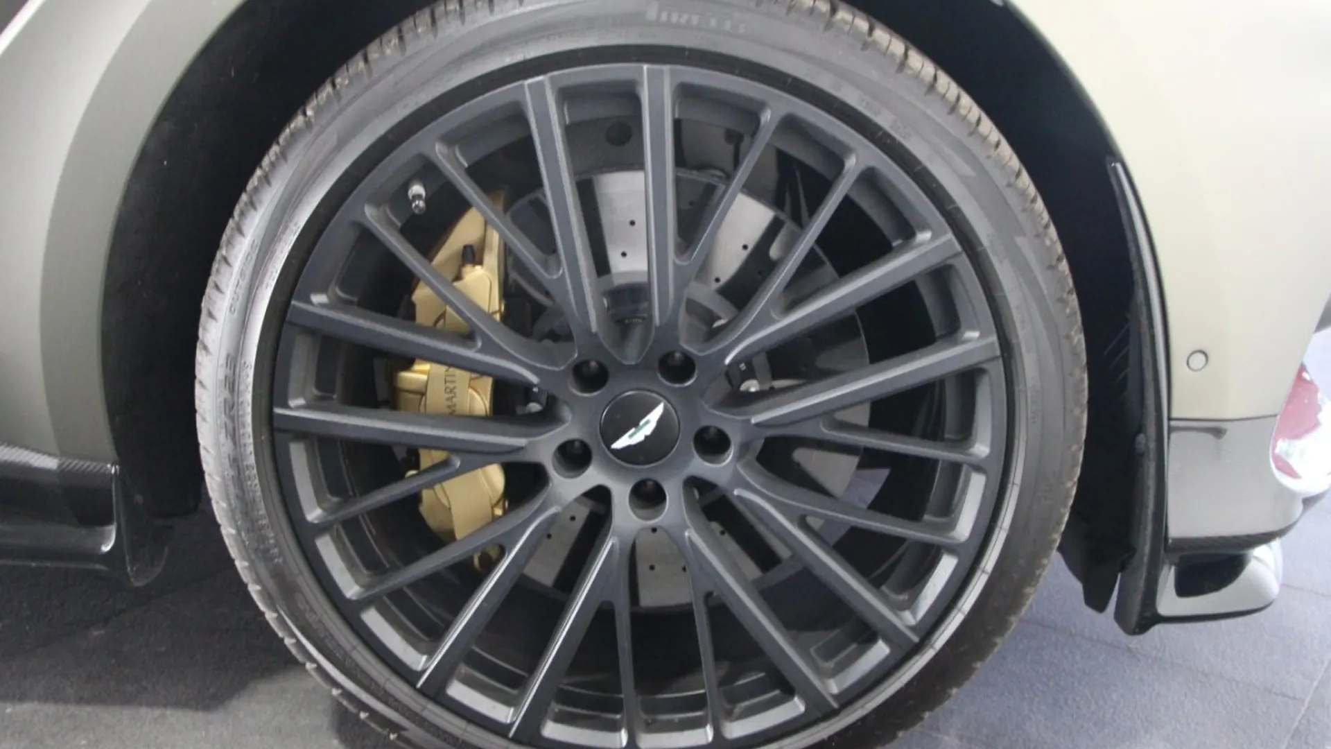 Aston Martin DBX — photo 12