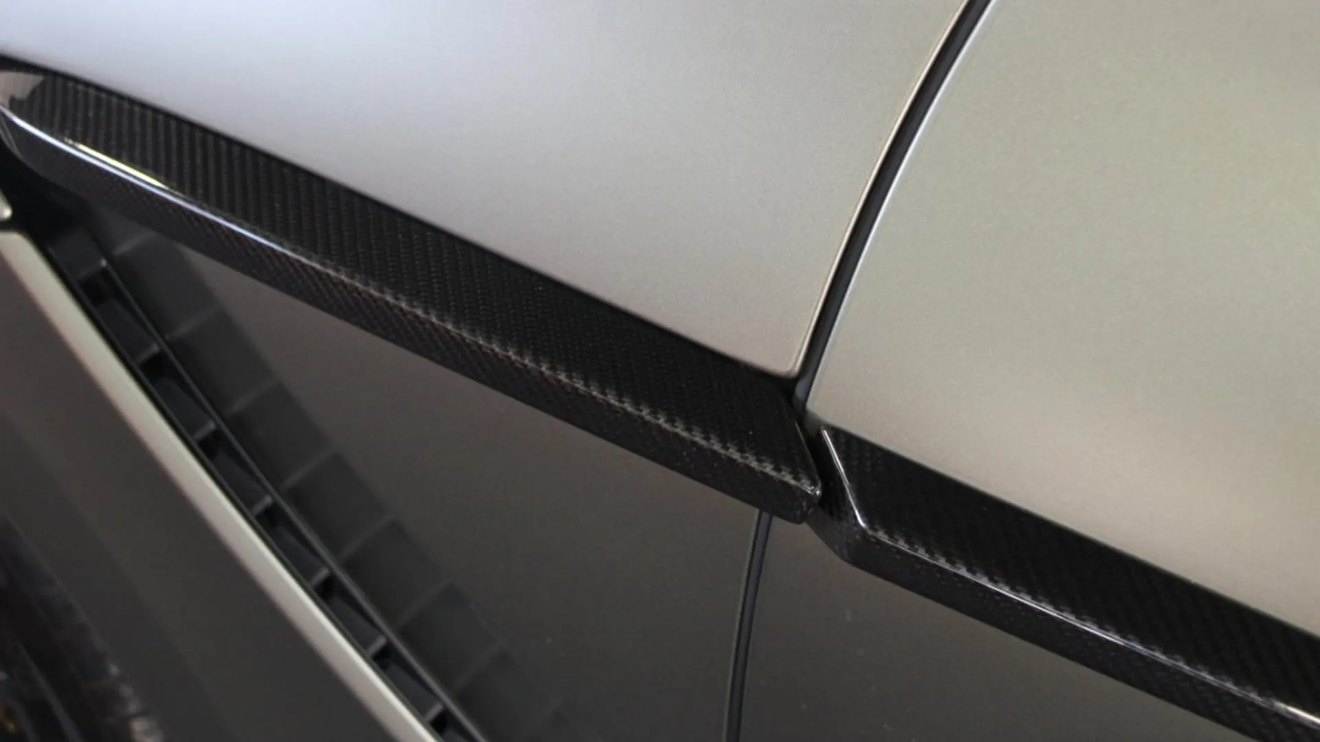 Aston Martin DBX — photo 13