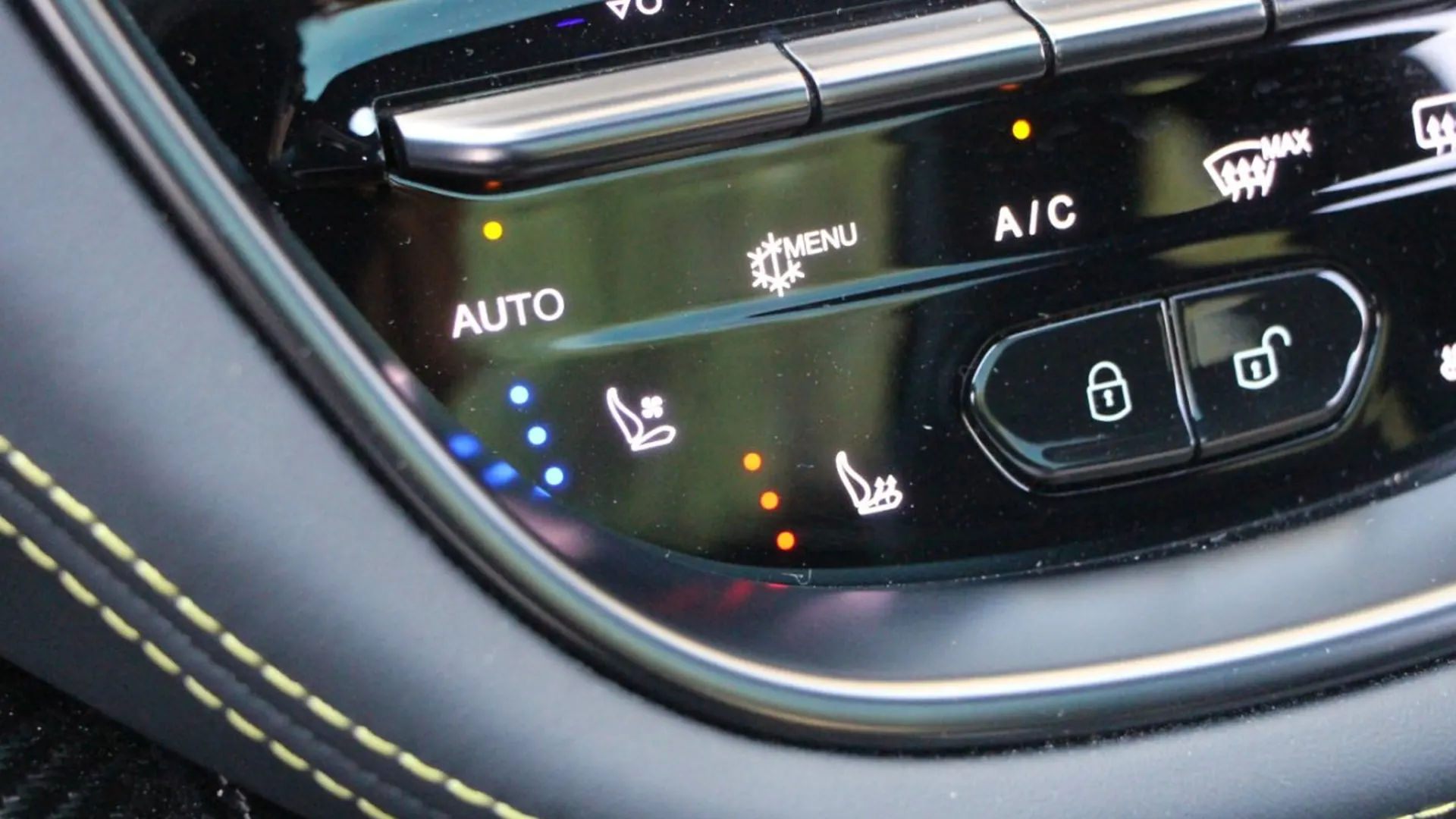 Aston Martin DBX — photo 32