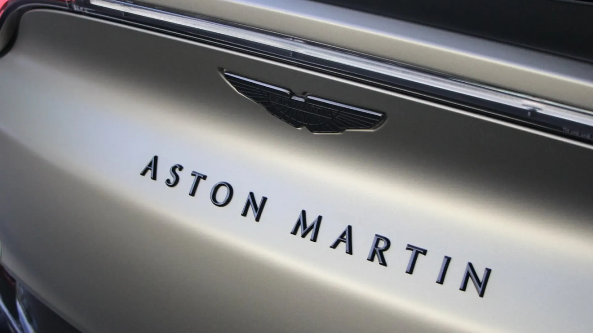Aston Martin DBX — photo 15
