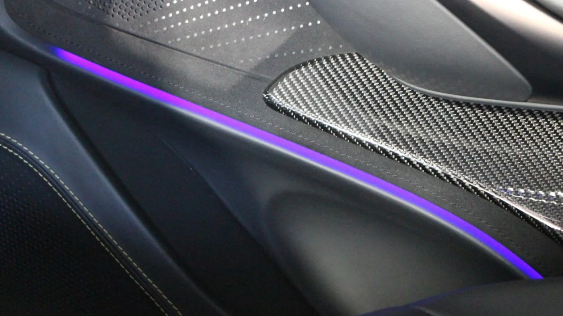 Aston Martin DBX — photo 38