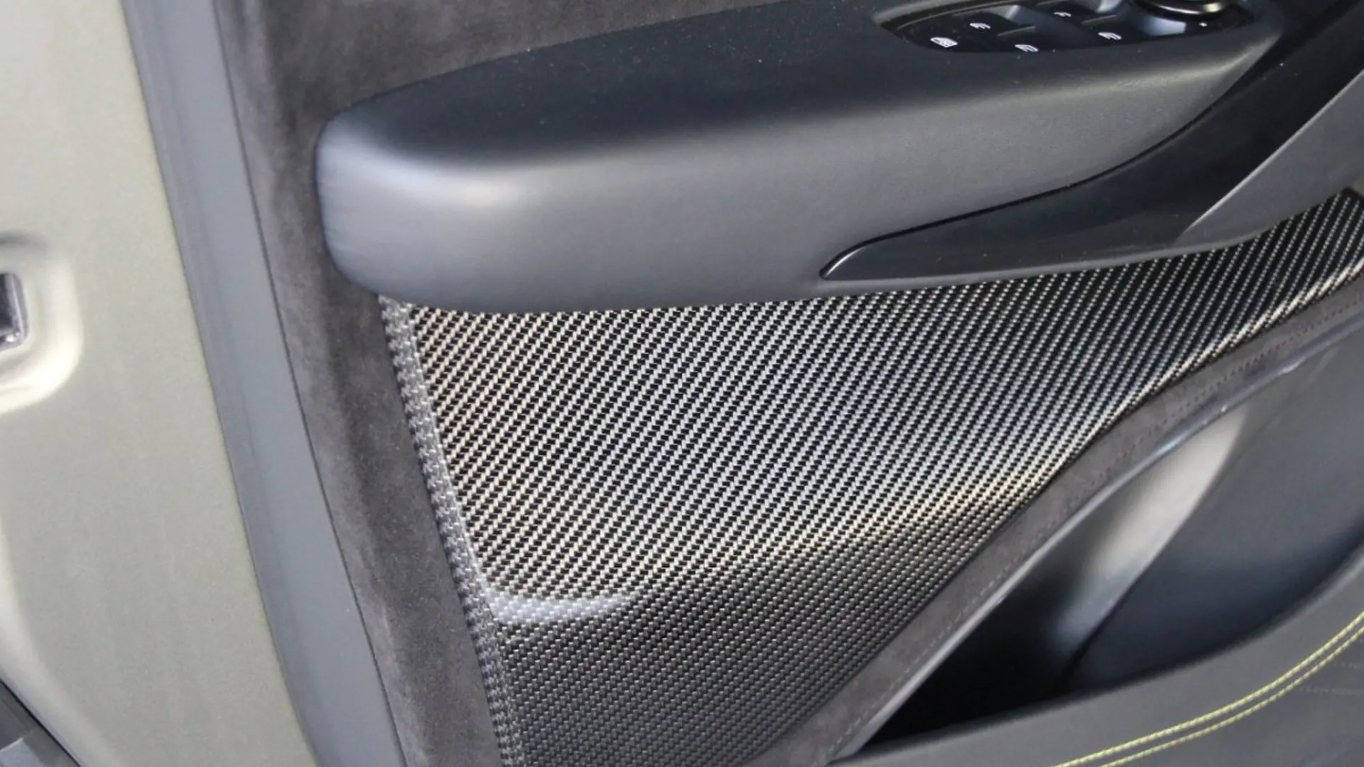 Aston Martin DBX — photo 34