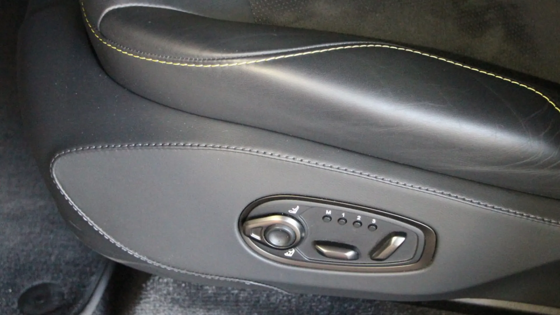 Aston Martin DBX — photo 36