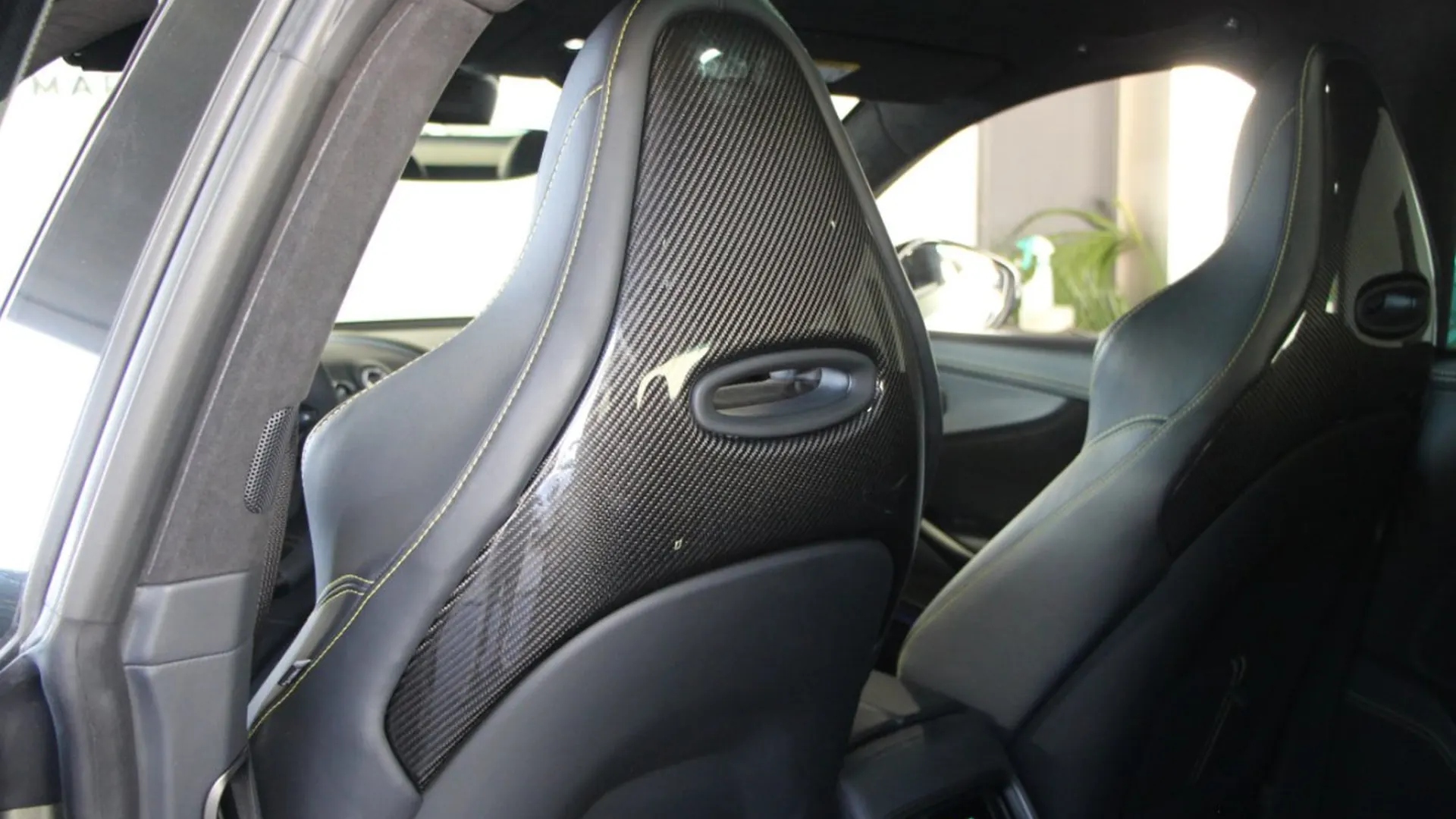 Aston Martin DBX — photo 21