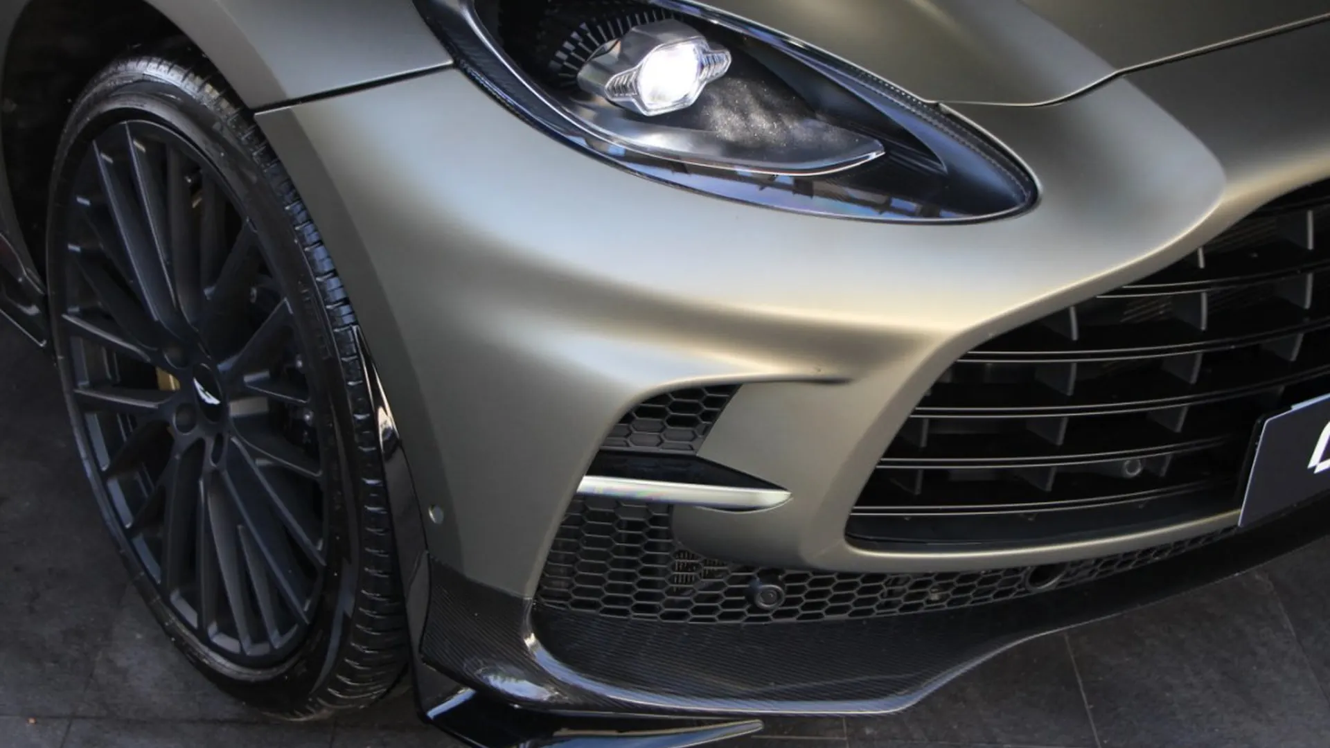 Aston Martin DBX — photo 3