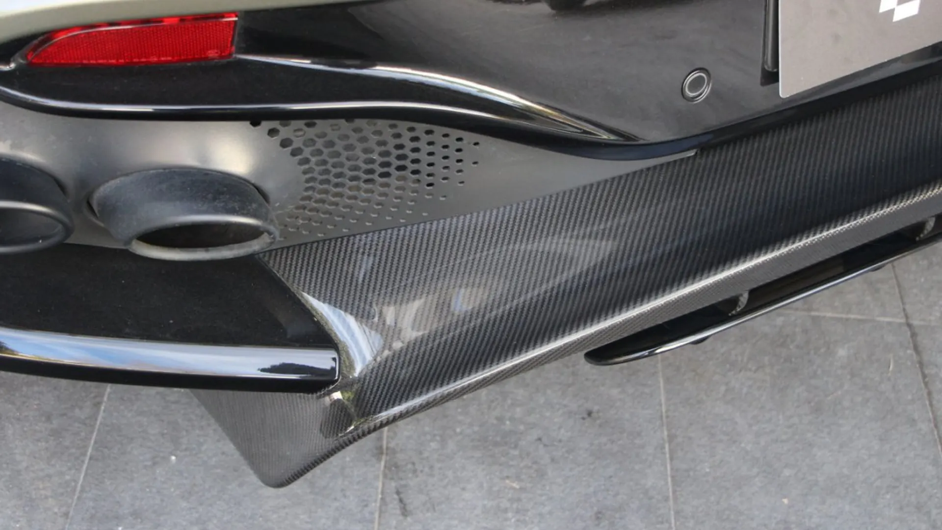 Aston Martin DBX — photo 6