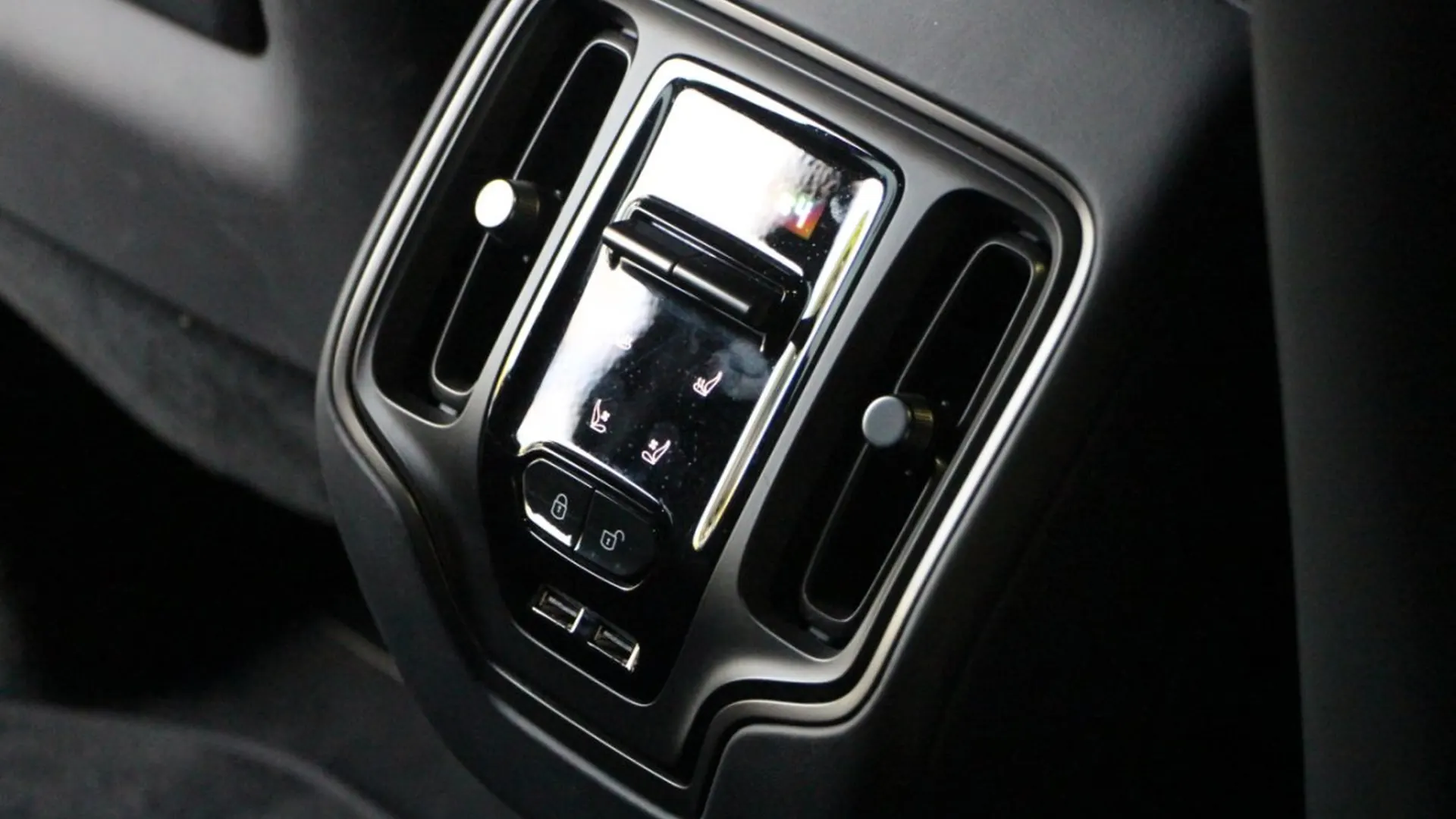 Aston Martin DBX — photo 40