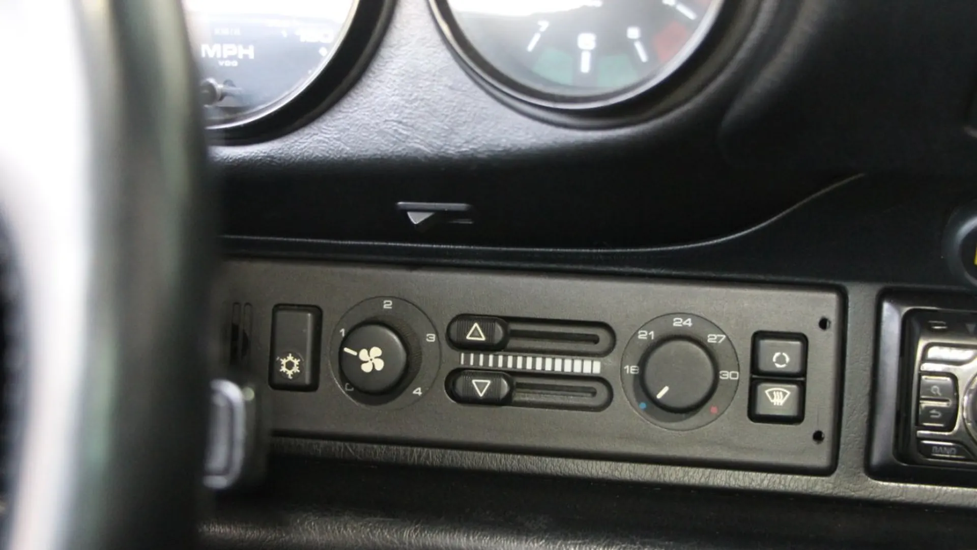 Porsche 911 — photo 18