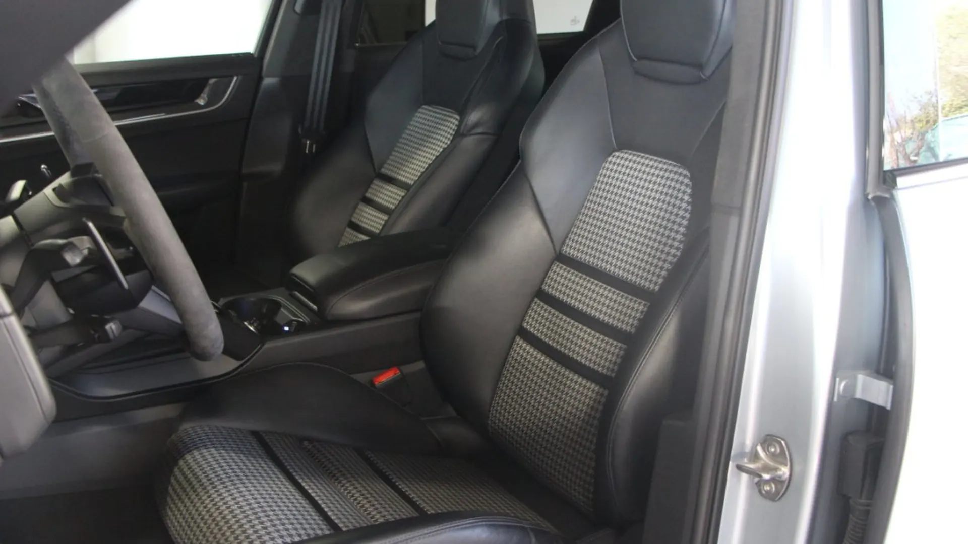Porsche Cayenne — photo 15