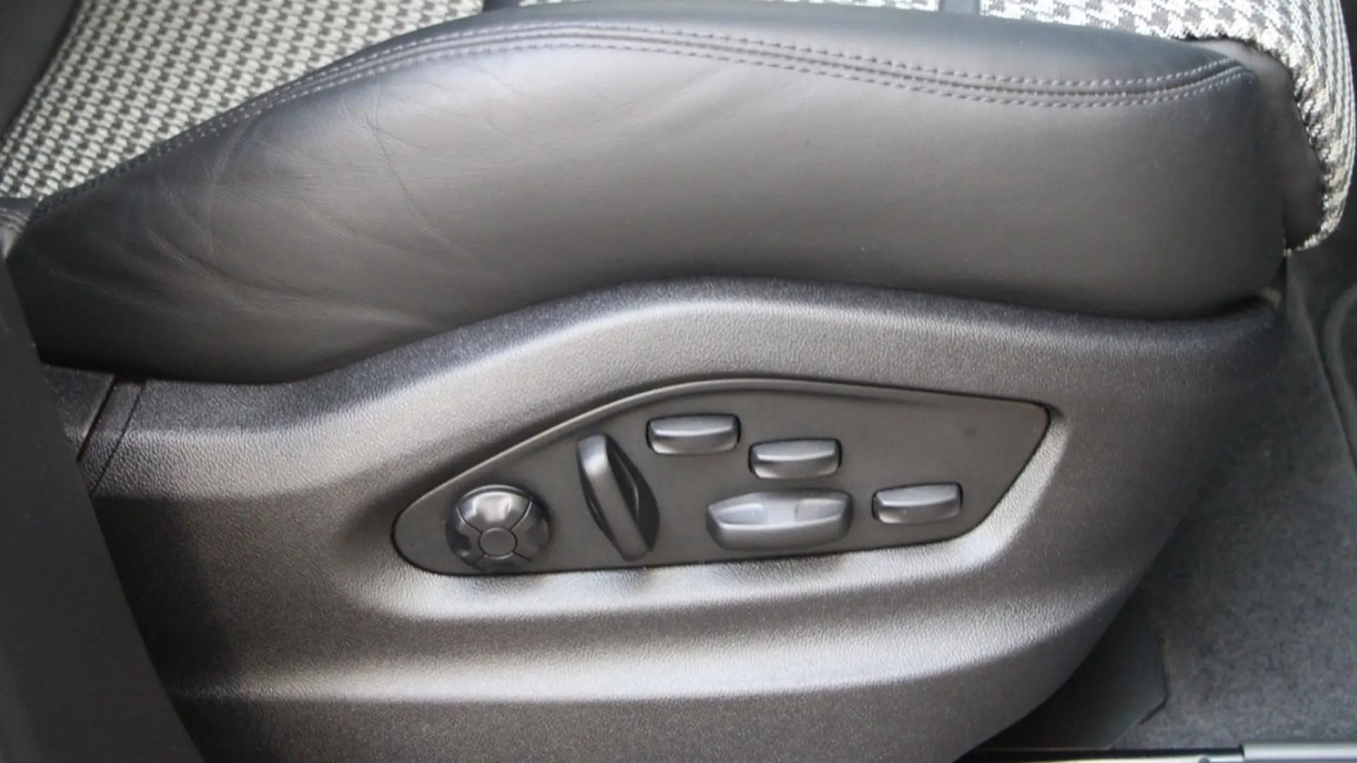 Porsche Cayenne — photo 32