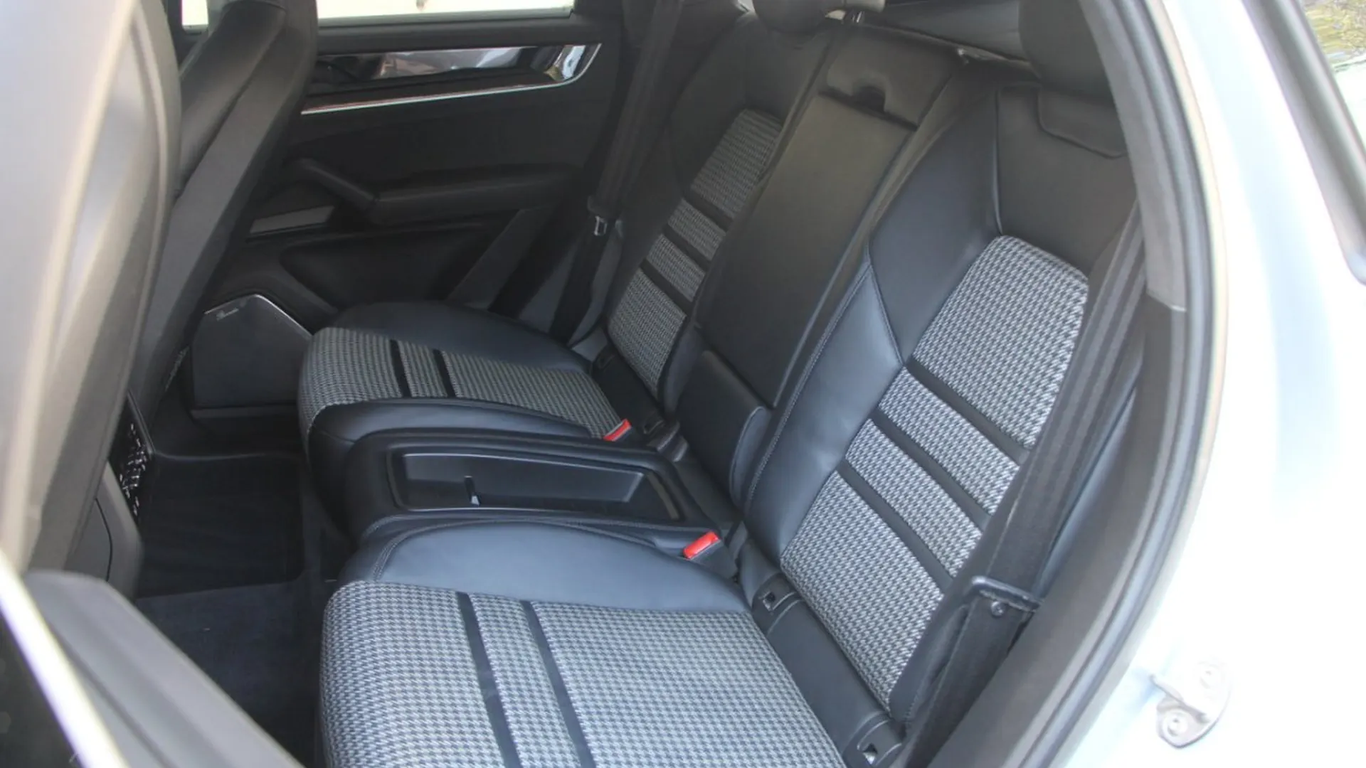 Porsche Cayenne — photo 34