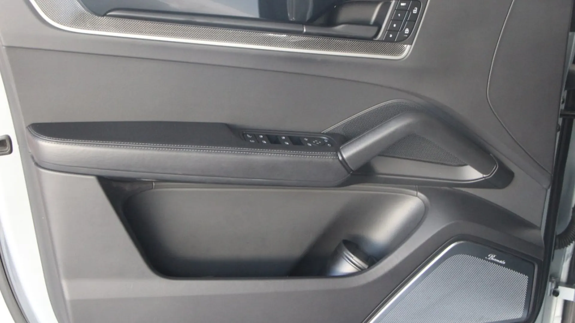 Porsche Cayenne — photo 21