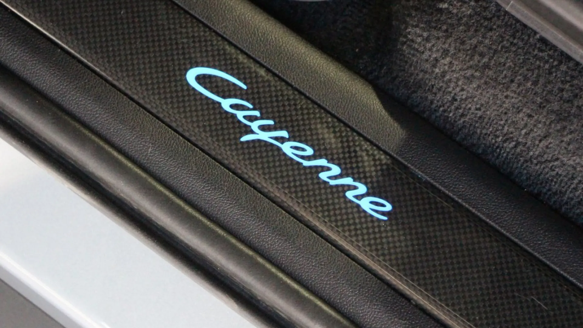 Porsche Cayenne — photo 19