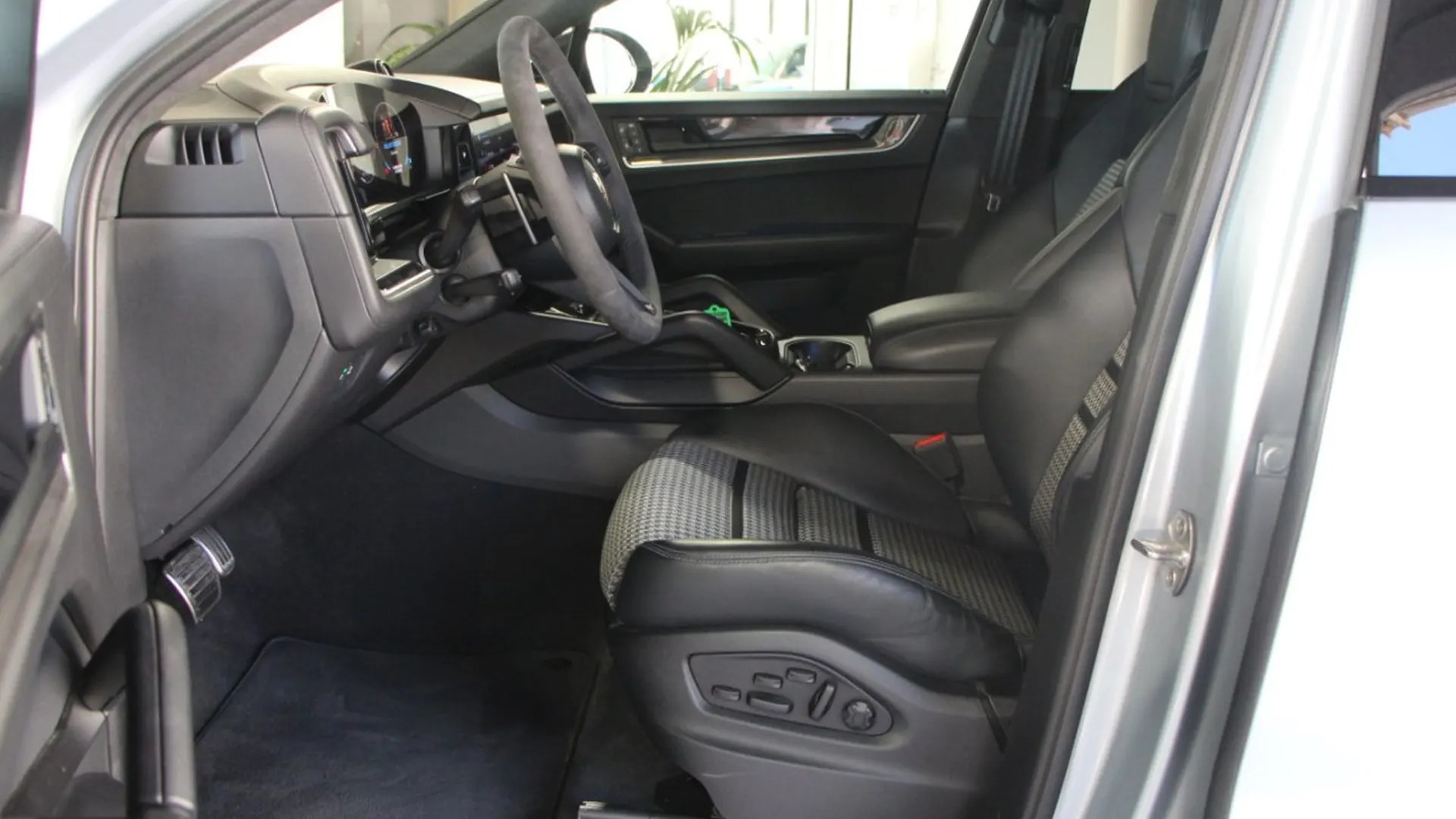 Porsche Cayenne — photo 14