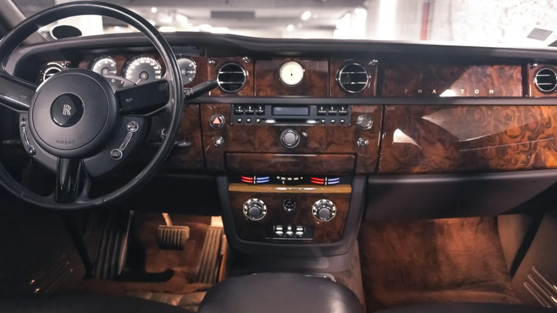 Rolls-Royce Phantom — photo 26