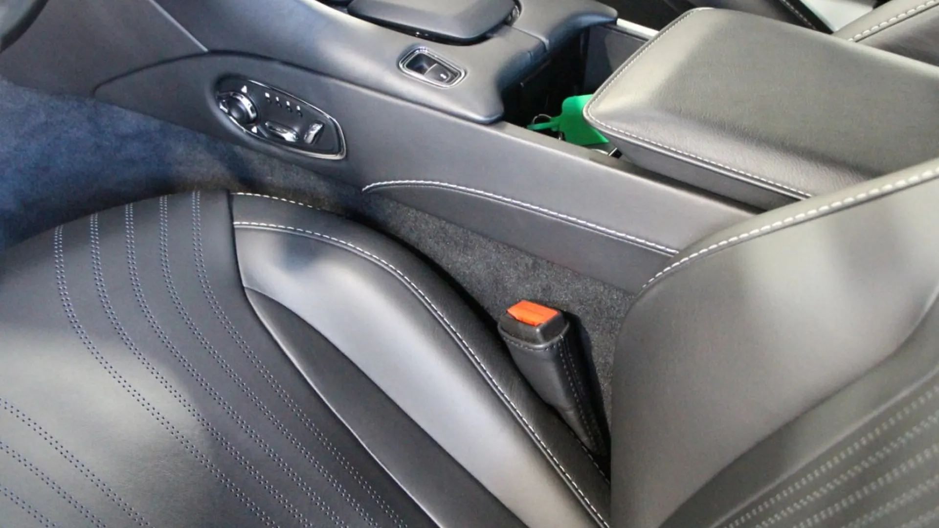 Aston Martin DB11 — photo 14
