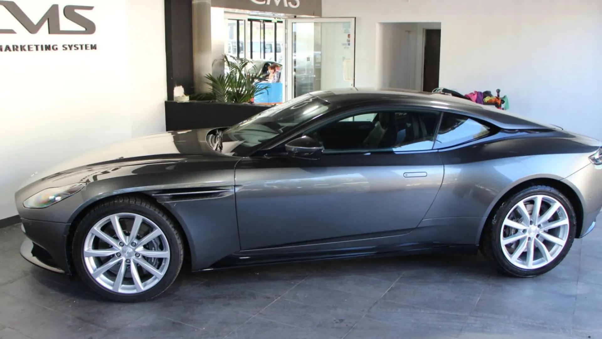 Aston Martin DB11 — photo 4