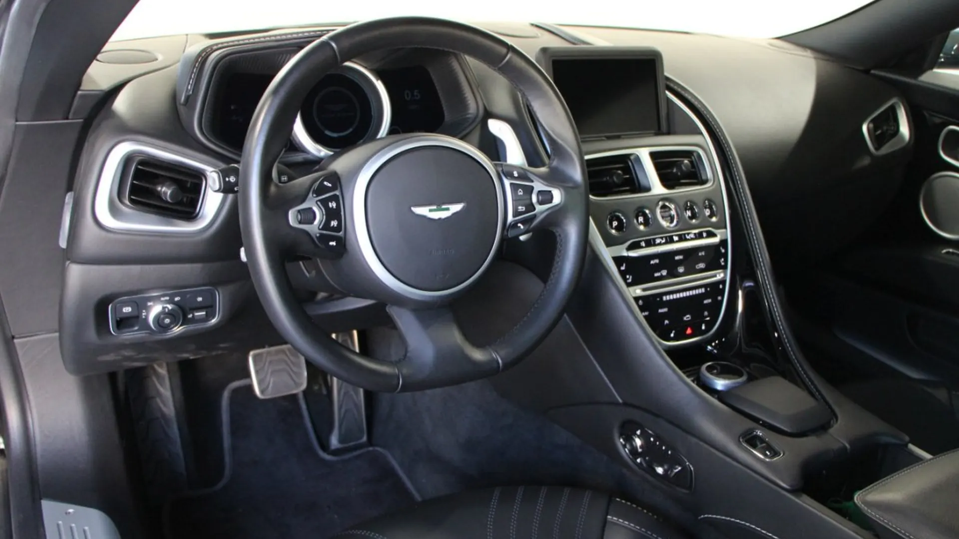 Aston Martin DB11 — photo 9