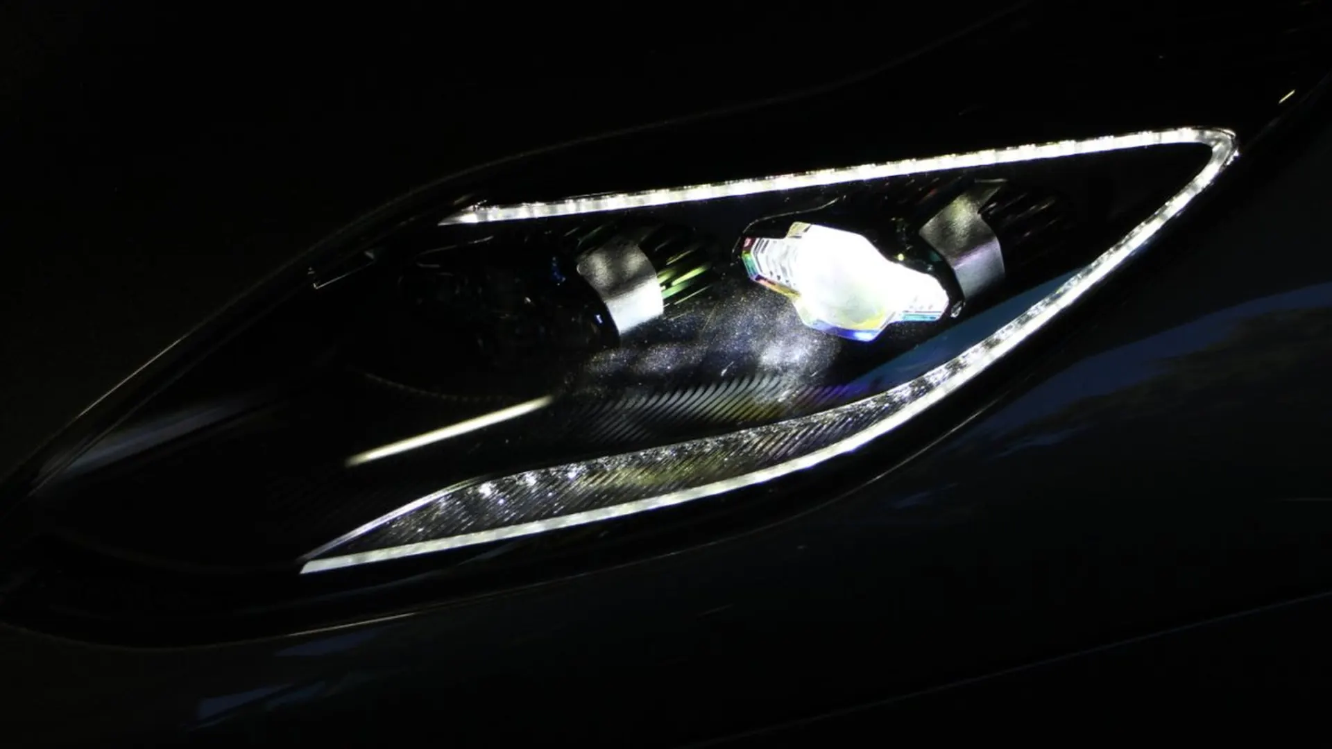 Aston Martin DB11 — photo 28