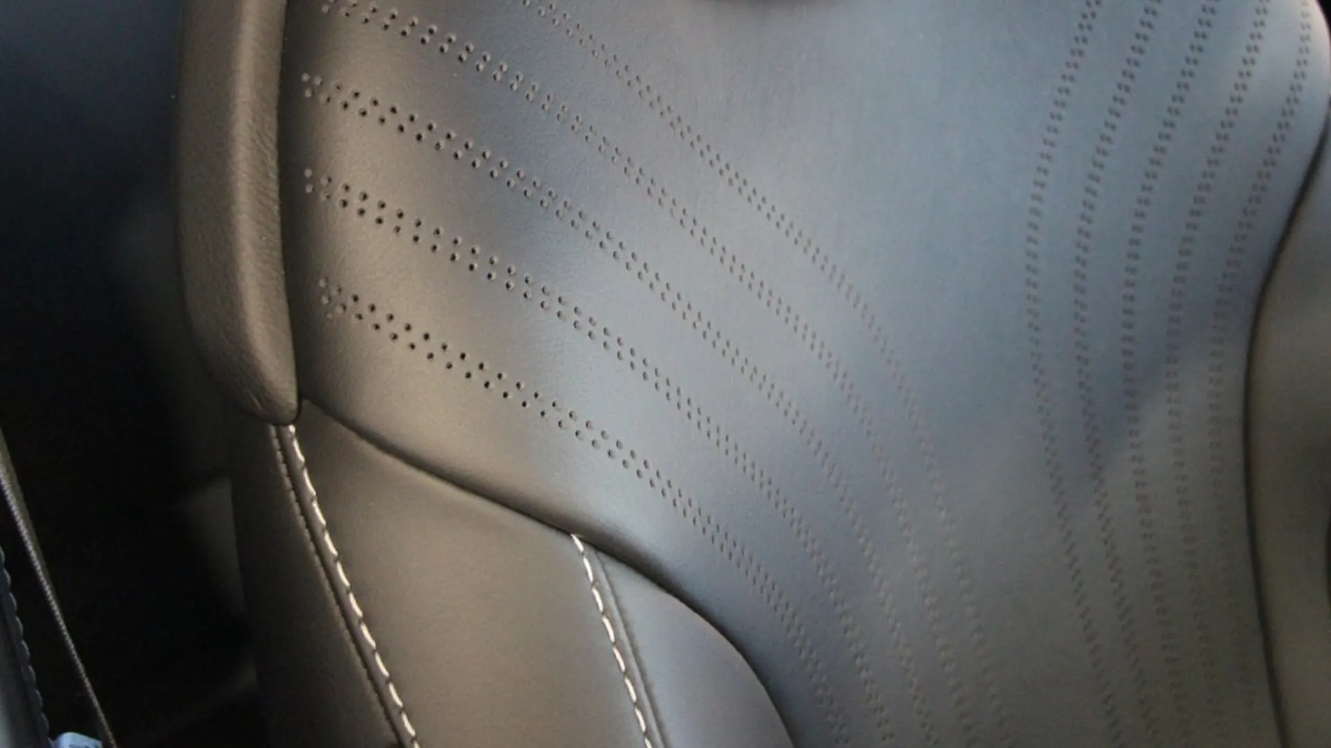 Aston Martin DB11 — photo 25