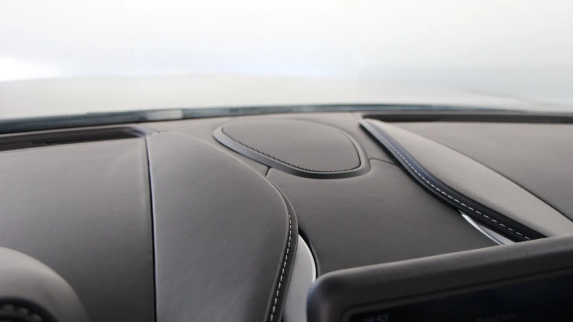 Aston Martin DB11 — photo 16