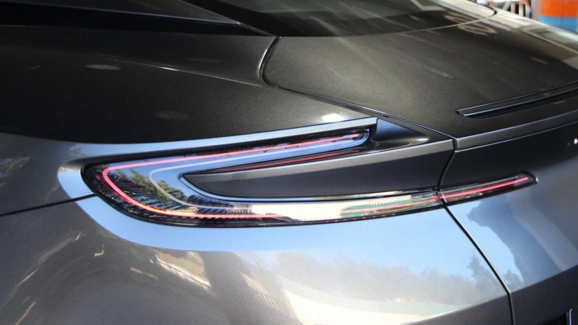 Aston Martin DB11 — photo 8