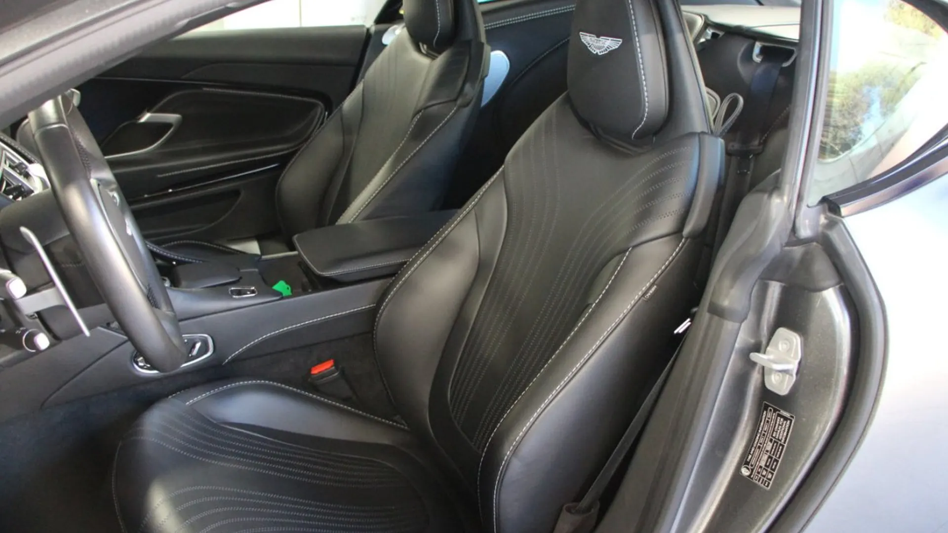 Aston Martin DB11 — photo 11