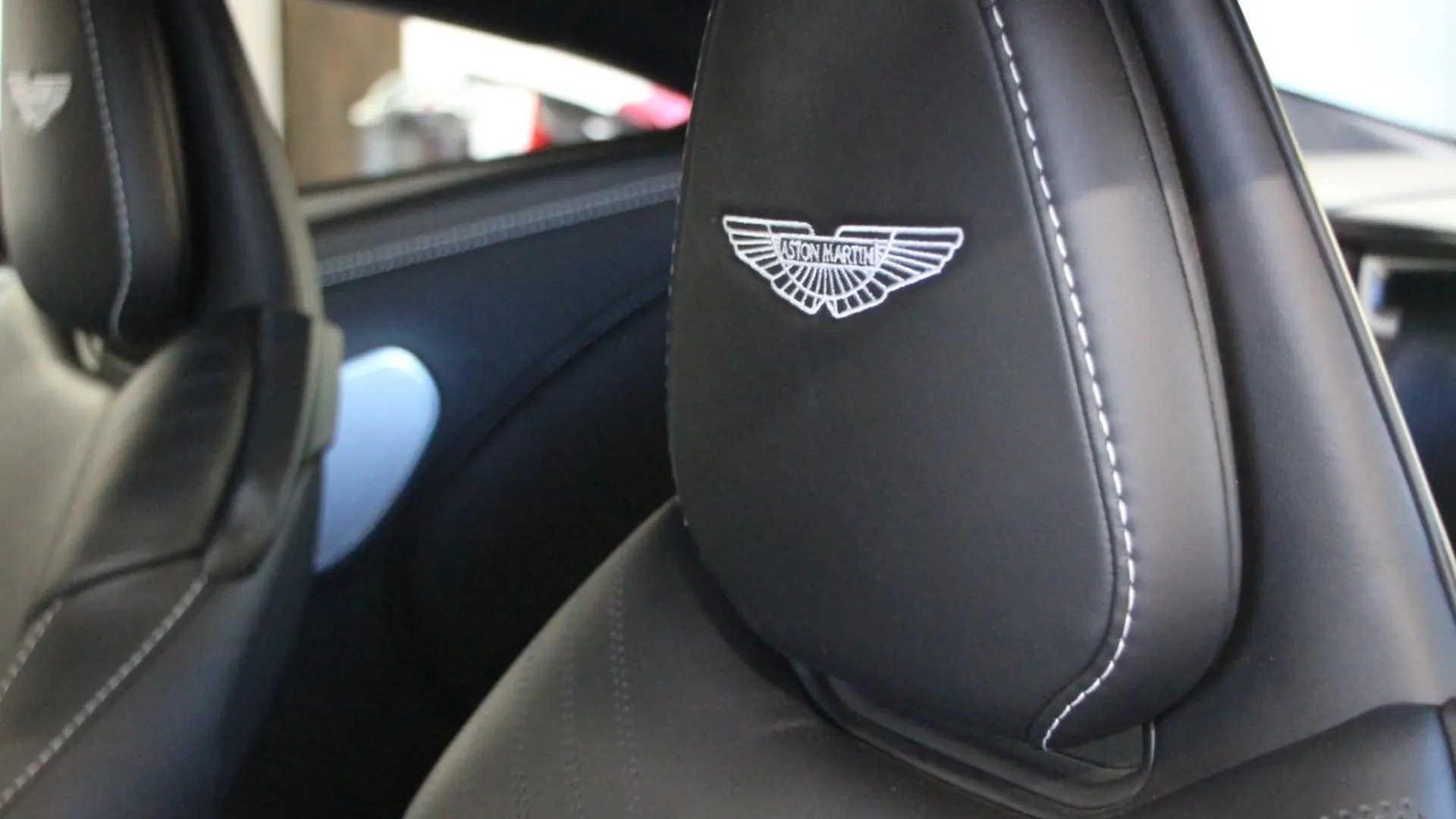 Aston Martin DB11 — photo 12