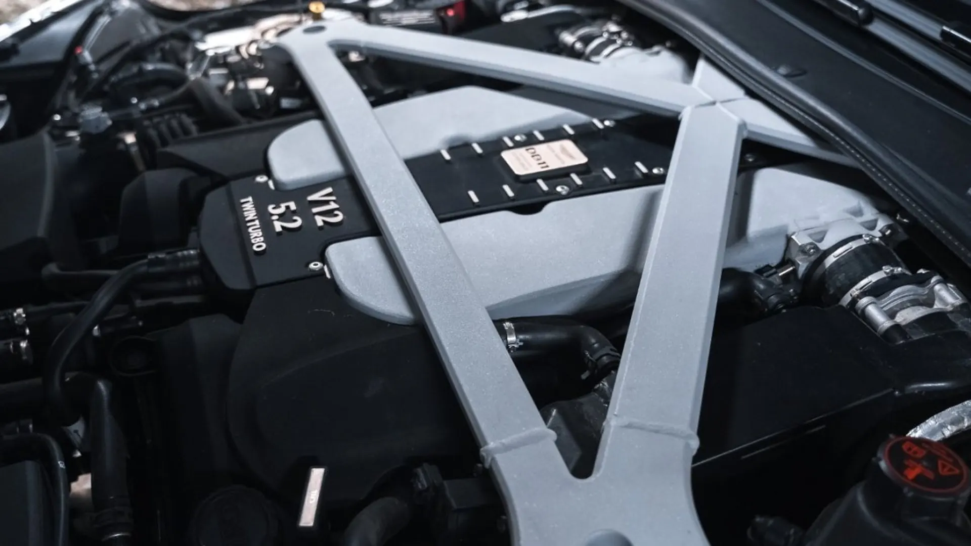 Aston Martin DB11 — photo 37