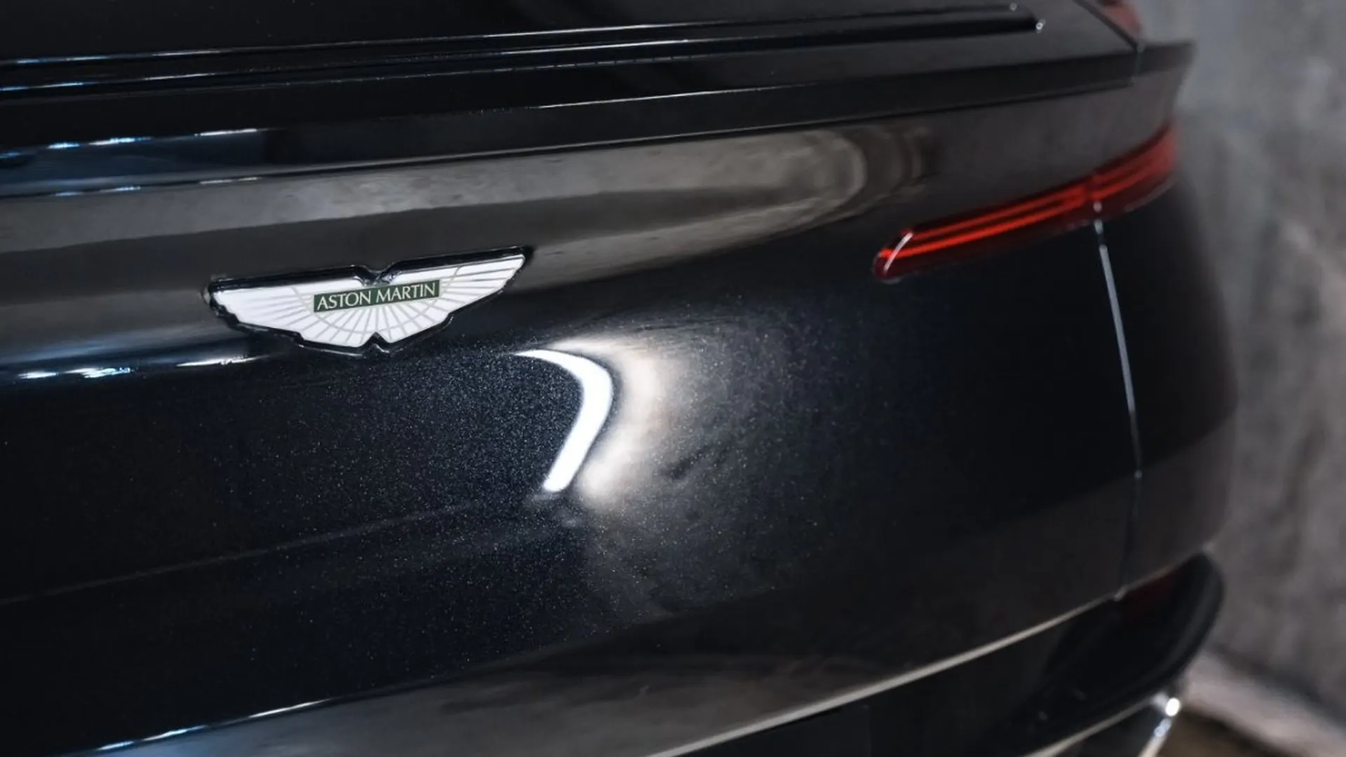 Aston Martin DB11 — photo 17