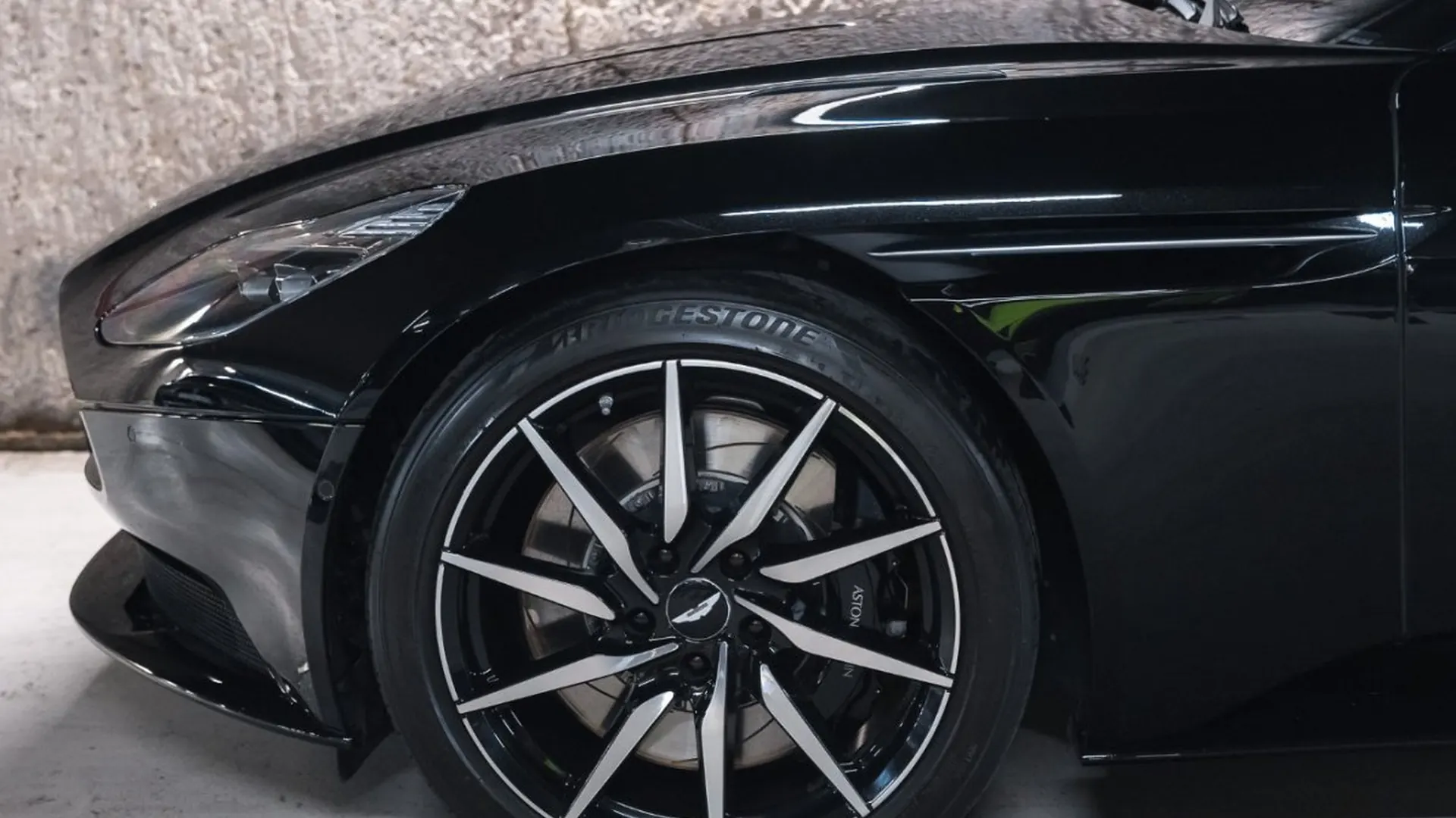 Aston Martin DB11 — photo 11